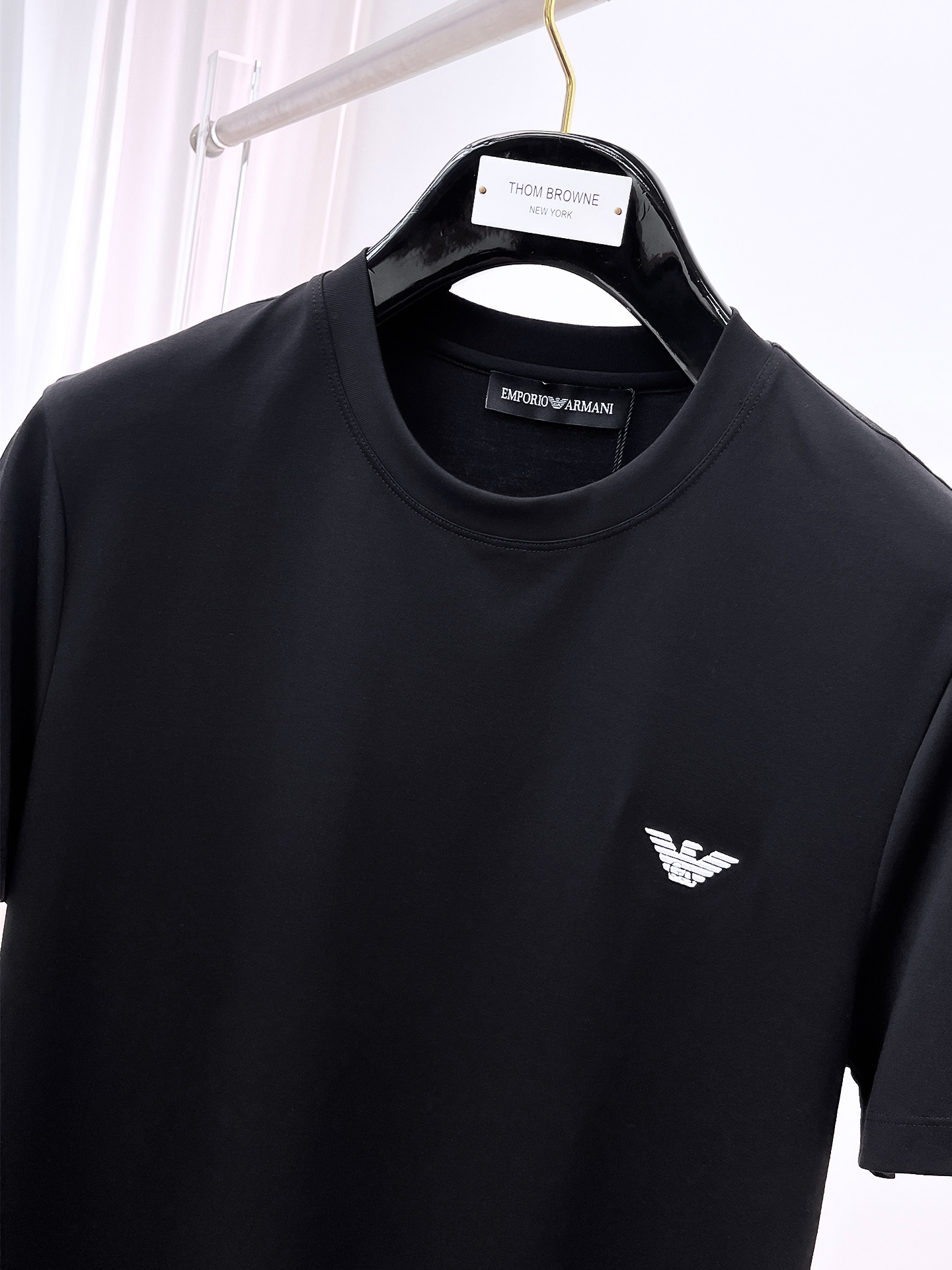  阿玛尼 2025春夏新款首发专柜最新款圆领短袖 高端订制 设计前卫时尚！品牌logo重工艺设计 高端定