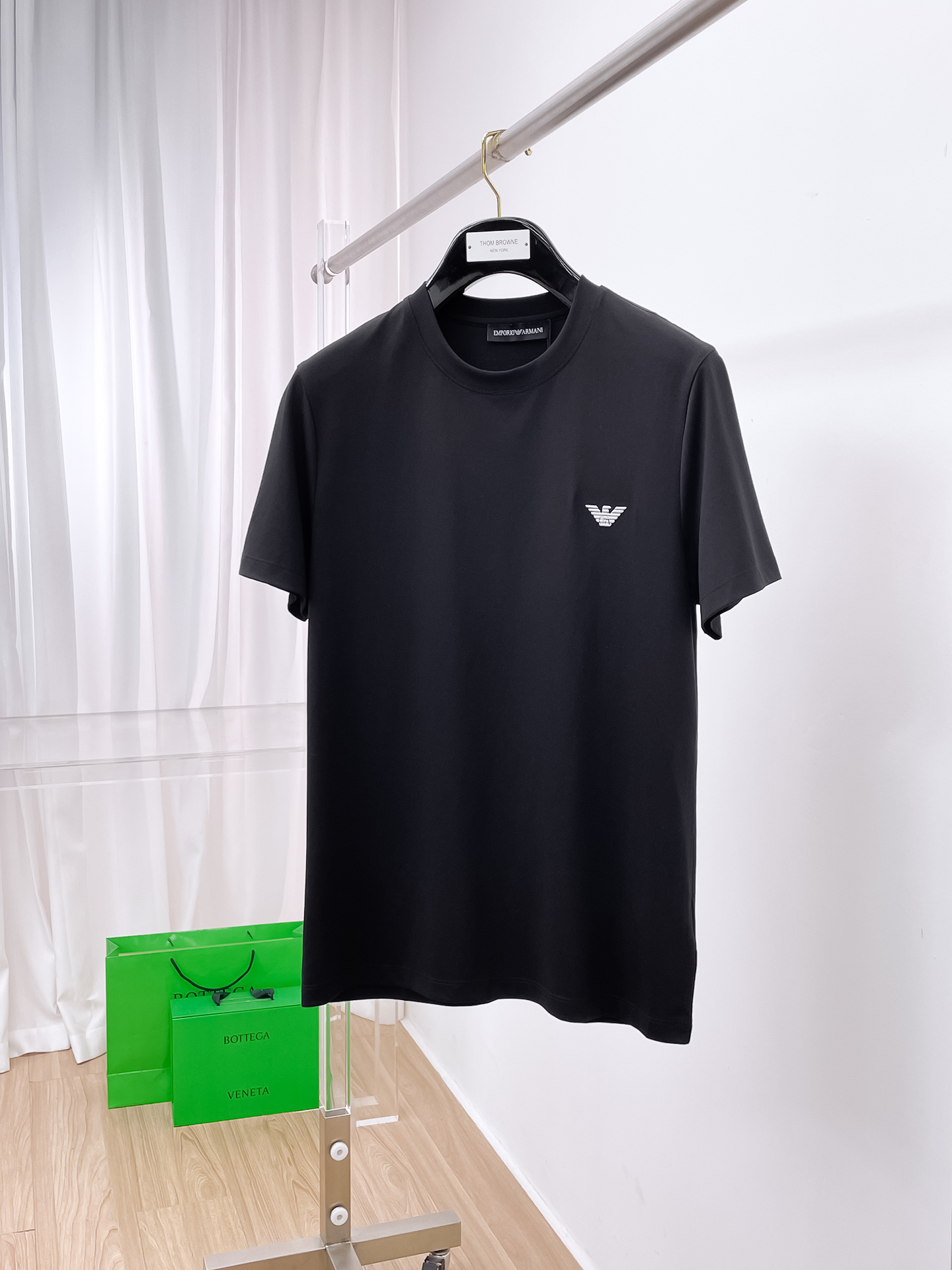  阿玛尼 2025春夏新款首发专柜最新款圆领短袖 高端订制 设计前卫时尚！品牌logo重工艺设计 高端定