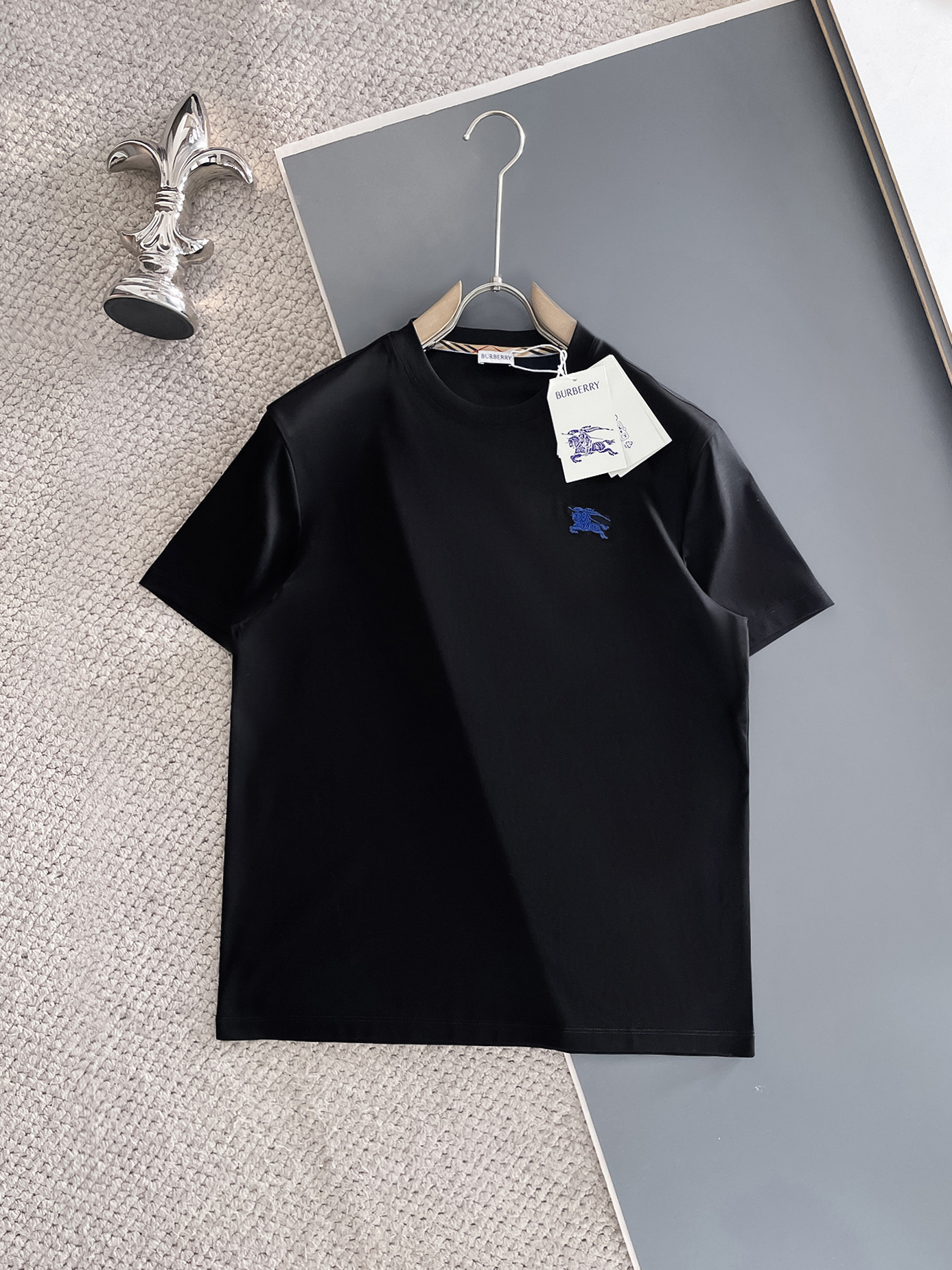 NO:479597,Burberry's new spring and summer new styles in the first counter, the latest round neck short sleeves, high-end customization, avant-garde and fashionable design!  Brand logo heavy craft design, high-end customized 100 double-sided mercerated cotton fabric, soft feel, comfortable to wear, exquisite counter-level car line, fine workmanship, invincible and handsome upper body effect!  A must-have item for handsome men!  Code number M-3xL, burberry, T-shirt, alexander wang19860909巴宝莉 春夏新款首发专柜最新款圆领短袖 高端订制 设计前卫时尚！品牌logo重工艺设计 高端定制100支双面丝光棉面料.手感柔软.穿着舒适.专柜级别精致车线.做工精细.上身效果无敌帅气！型男必备单品！码数M-3xL,,burberry,T-shirt,alexander wang,Men's clothing