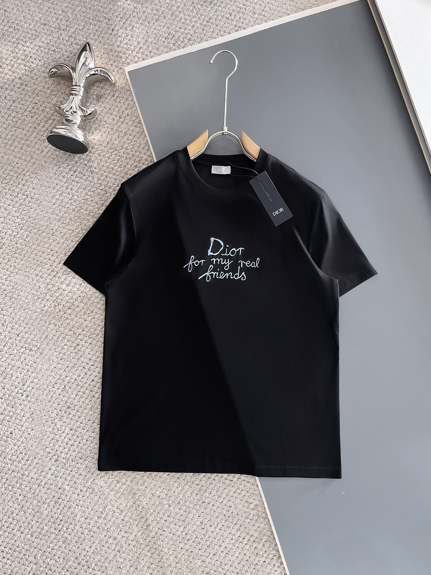 NO:492346,Dior 2025 spring and summer new model first launch counter latest round neck short sleeves, high-end customization, avant-garde and fashionable design!  Brand logo heavy craft design, high-end customized 100 double-sided mercerated cotton fabric, soft feel, comfortable to wear, exquisite counter-level car line, fine workmanship, invincible and handsome upper body effect!  A must-have item for handsome men!  Code number M-3xL, dior, T-shirt, alexander wang19860909迪奥 2025春夏新款首发专柜最新款圆领短袖 高端订制 设计前卫时尚！品牌logo重工艺设计 高端定制100支双面丝光棉面料.手感柔软.穿着舒适.专柜级别精致车线.做工精细.上身效果无敌帅气！型男必备单品！码数M-3xL,,dior,T-shirt,alexander wang,Men's clothing