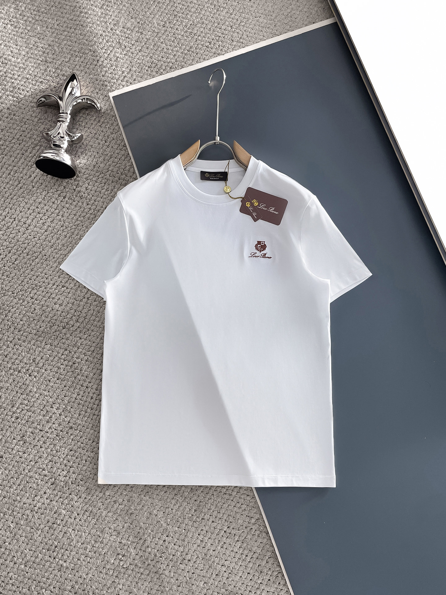 NO:479586,LP Noyou Pianya, the new spring and summer new styles in the first counter, the latest round neck short sleeves, high-end customization, avant-garde and fashionable design!  Brand logo heavy craft design, high-end customized 100 double-sided mercerated cotton fabric, soft feel, comfortable to wear, exquisite counter-level car line, fine workmanship, invincible and handsome upper body effect!  A must-have item for handsome men!  Code number M-3xL, loro piana, T-shirt, alexander wang19860909LP 诺悠翩雅 春夏新款首发专柜最新款圆领短袖 高端订制 设计前卫时尚！品牌logo重工艺设计 高端定制100支双面丝光棉面料.手感柔软.穿着舒适.专柜级别精致车线.做工精细.上身效果无敌帅气！型男必备单品！码数M-3xL,,loro piana,T-shirt,alexander wang,Men's clothing