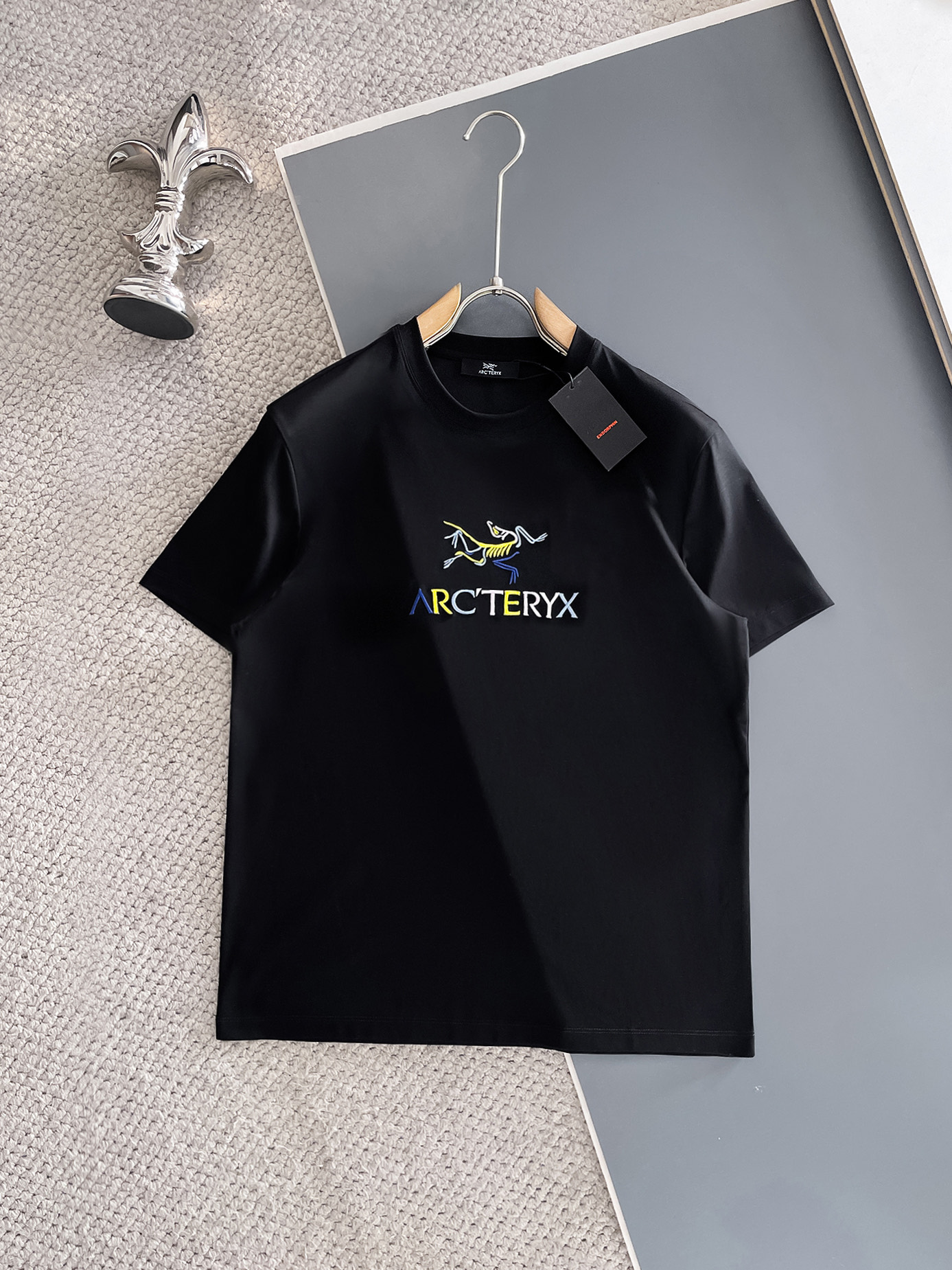 NO:479578,Archaeopteryx, the new spring and summer new styles, the latest round neck short sleeves, high-end customization, avant-garde and fashionable design!  Brand logo heavy craft design, high-end customized 100 double-sided mercerated cotton fabric, soft feel, comfortable to wear, exquisite counter-level car line, fine workmanship, invincible and handsome upper body effect!  A must-have item for handsome men!  Code number M-3xL, arc'teryx, T-shirt, alexander wang19860909始祖鸟 春夏新款首发专柜最新款圆领短袖 高端订制 设计前卫时尚！品牌logo重工艺设计 高端定制100支双面丝光棉面料.手感柔软.穿着舒适.专柜级别精致车线.做工精细.上身效果无敌帅气！型男必备单品！码数M-3xL,arc'teryx,T-shirt,alexander wang,Men's clothing