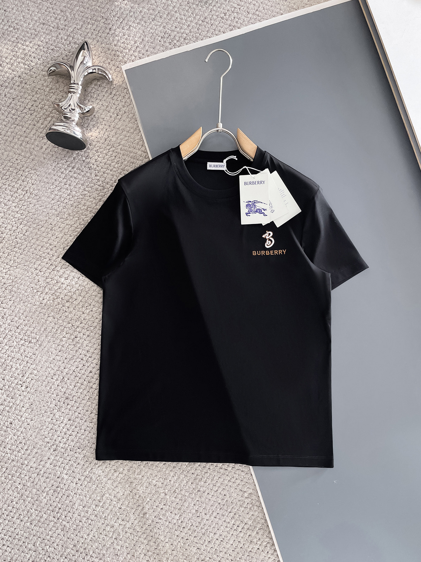 NO:479567,Burberry's new spring and summer new styles in the first counter, the latest round neck short sleeves, high-end customization, avant-garde and fashionable design!  Brand logo heavy craft design, high-end customized 100 double-sided mercerated cotton fabric, soft feel, comfortable to wear, exquisite counter-level car line, fine workmanship, invincible and handsome upper body effect!  A must-have item for handsome men!  Code number M-3xL, burberry, T-shirt, alexander wang19860909巴宝莉 春夏新款首发专柜最新款圆领短袖 高端订制 设计前卫时尚！品牌logo重工艺设计 高端定制100支双面丝光棉面料.手感柔软.穿着舒适.专柜级别精致车线.做工精细.上身效果无敌帅气！型男必备单品！码数M-3xL,,burberry,T-shirt,alexander wang,Men's clothing