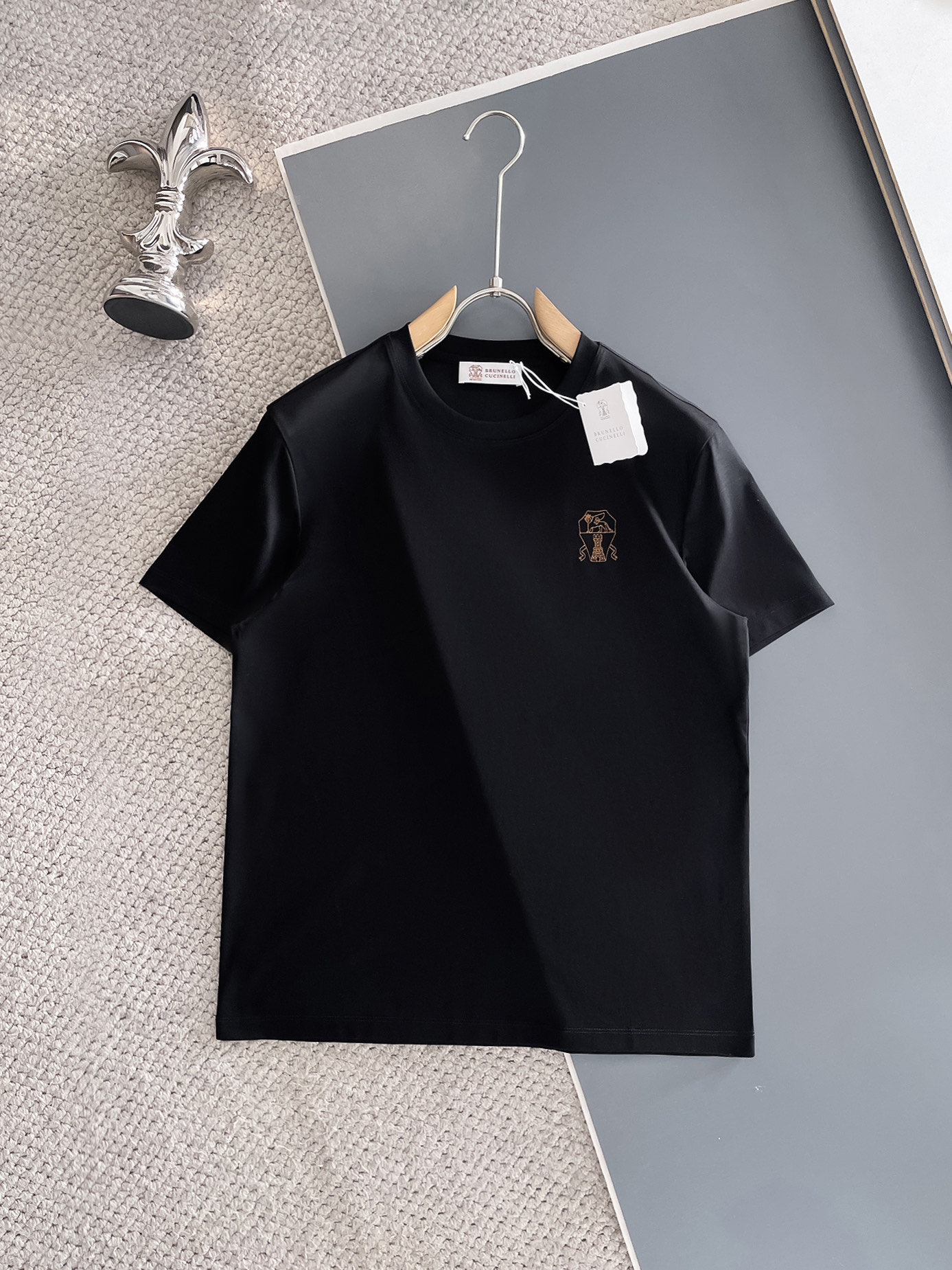 NO:479563,BC Spring and Summer New First Counter New Round Neck Short Sleeve, High-end Customization, Avant-garde and Fashionable Design!  Brand logo heavy craft design, high-end customized 100 double-sided mercerated cotton fabric, soft feel, comfortable to wear, exquisite counter-level car line, fine workmanship, invincible and handsome upper body effect!  A must-have item for handsome men!  Code number M-3xL, T-shirt, alexander wang19860909BC 春夏新款首发专柜最新款圆领短袖 高端订制 设计前卫时尚！品牌logo重工艺设计 高端定制100支双面丝光棉面料.手感柔软.穿着舒适.专柜级别精致车线.做工精细.上身效果无敌帅气！型男必备单品！码数M-3xL,,T-shirt,alexander wang,Men's clothing