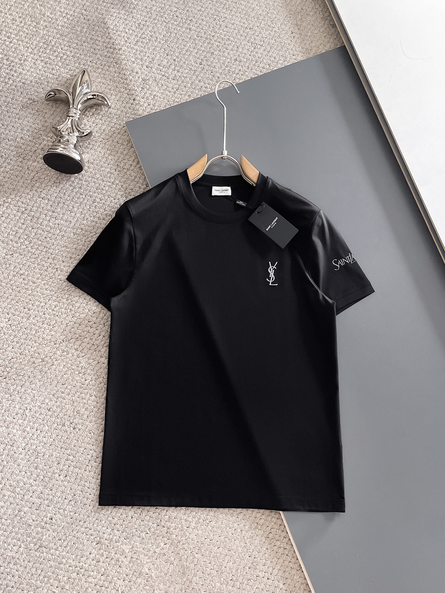 NO:492345,Saint Laurent's new spring and summer new model in the first counter with the latest round neck short sleeves, high-end customization, avant-garde and fashionable design!  Brand logo heavy craft design, high-end customized 100 double-sided mercerated cotton fabric, soft feel, comfortable to wear, exquisite counter-level car line, fine workmanship, invincible and handsome upper body effect!  A must-have item for handsome men!  Code number M-3xL, saint laurent, T-shirt, alexander wang19860909圣罗兰 2025春夏新款首发专柜最新款圆领短袖 高端订制 设计前卫时尚！品牌logo重工艺设计 高端定制100支双面丝光棉面料.手感柔软.穿着舒适.专柜级别精致车线.做工精细.上身效果无敌帅气！型男必备单品！码数M-3xL,,saint laurent,T-shirt,alexander wang,Men's clothing