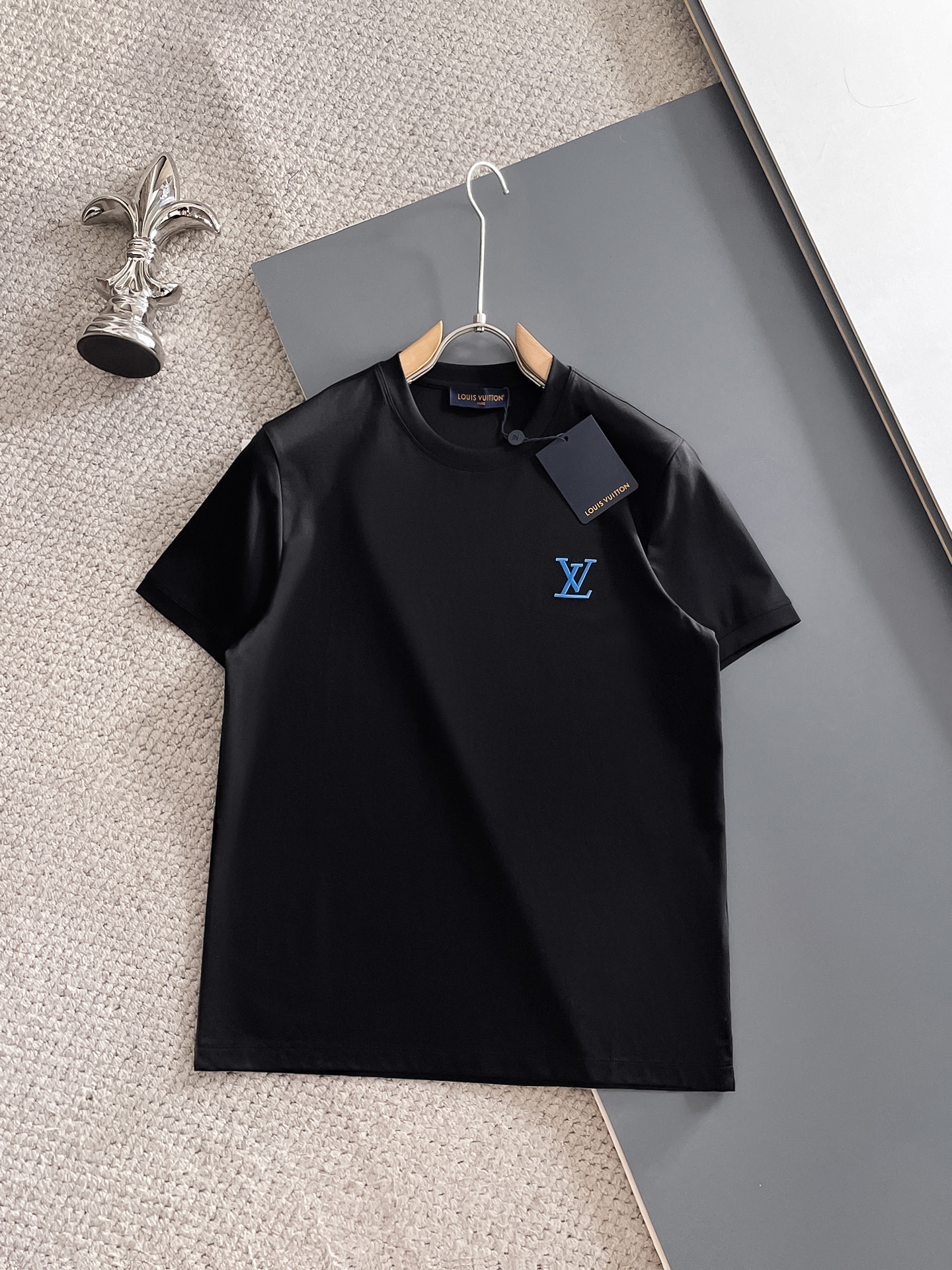 NO:492355,1v Louis Vuitton 2025 spring and summer new model first launch counter latest round neck short sleeves, high-end customization, avant-garde and fashionable design!  Brand logo heavy craft design, high-end customized 100 double-sided mercerated cotton fabric, soft feel, comfortable to wear, exquisite counter-level car line, fine workmanship, invincible and handsome upper body effect!  A must-have item for handsome men!  Code number M-3xL, louis vuitton, T-shirt, alexander wang198609091v 路易威登 2025春夏新款首发专柜最新款圆领短袖 高端订制 设计前卫时尚！品牌logo重工艺设计 高端定制100支双面丝光棉面料.手感柔软.穿着舒适.专柜级别精致车线.做工精细.上身效果无敌帅气！型男必备单品！码数M-3xL,,louis vuitton,T-shirt,alexander wang,Men's clothing