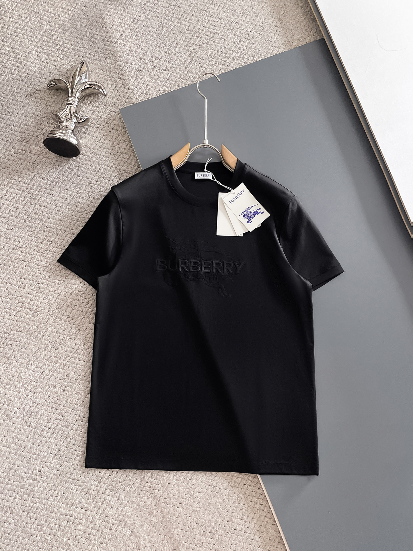 NO:492353,Burberry's new spring and summer new model in the first counter with the latest round neck short sleeves, high-end customization, avant-garde and fashionable design!  Brand logo heavy craft design, high-end customized 100 double-sided mercerated cotton fabric, soft feel, comfortable to wear, exquisite counter-level car line, fine workmanship, invincible and handsome upper body effect!  A must-have item for handsome men!  Code number M-3xL, burberry, T-shirt, alexander wang19860909巴宝莉 2025春夏新款首发专柜最新款圆领短袖 高端订制 设计前卫时尚！品牌logo重工艺设计 高端定制100支双面丝光棉面料.手感柔软.穿着舒适.专柜级别精致车线.做工精细.上身效果无敌帅气！型男必备单品！码数M-3xL,,burberry,T-shirt,alexander wang,Men's clothing