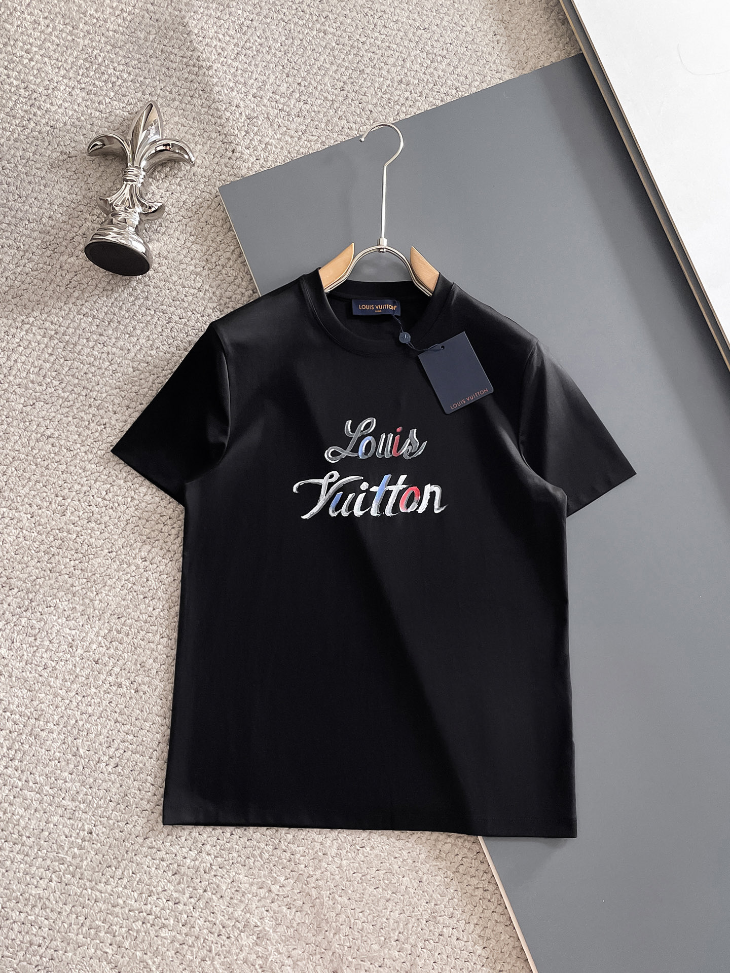 NO:492361,1v Louis Vuitton 2025 spring and summer new model first launch counter latest round neck short sleeves, high-end customization, avant-garde and fashionable design!  Brand logo heavy craft design, high-end customized 100 double-sided mercerated cotton fabric, soft feel, comfortable to wear, exquisite counter-level car line, fine workmanship, invincible and handsome upper body effect!  A must-have item for handsome men!  Code number M-3xL, louis vuitton, T-shirt, alexander wang198609091v 路易威登 2025春夏新款首发专柜最新款圆领短袖 高端订制 设计前卫时尚！品牌logo重工艺设计 高端定制100支双面丝光棉面料.手感柔软.穿着舒适.专柜级别精致车线.做工精细.上身效果无敌帅气！型男必备单品！码数M-3xL,,louis vuitton,T-shirt,alexander wang,Men's clothing