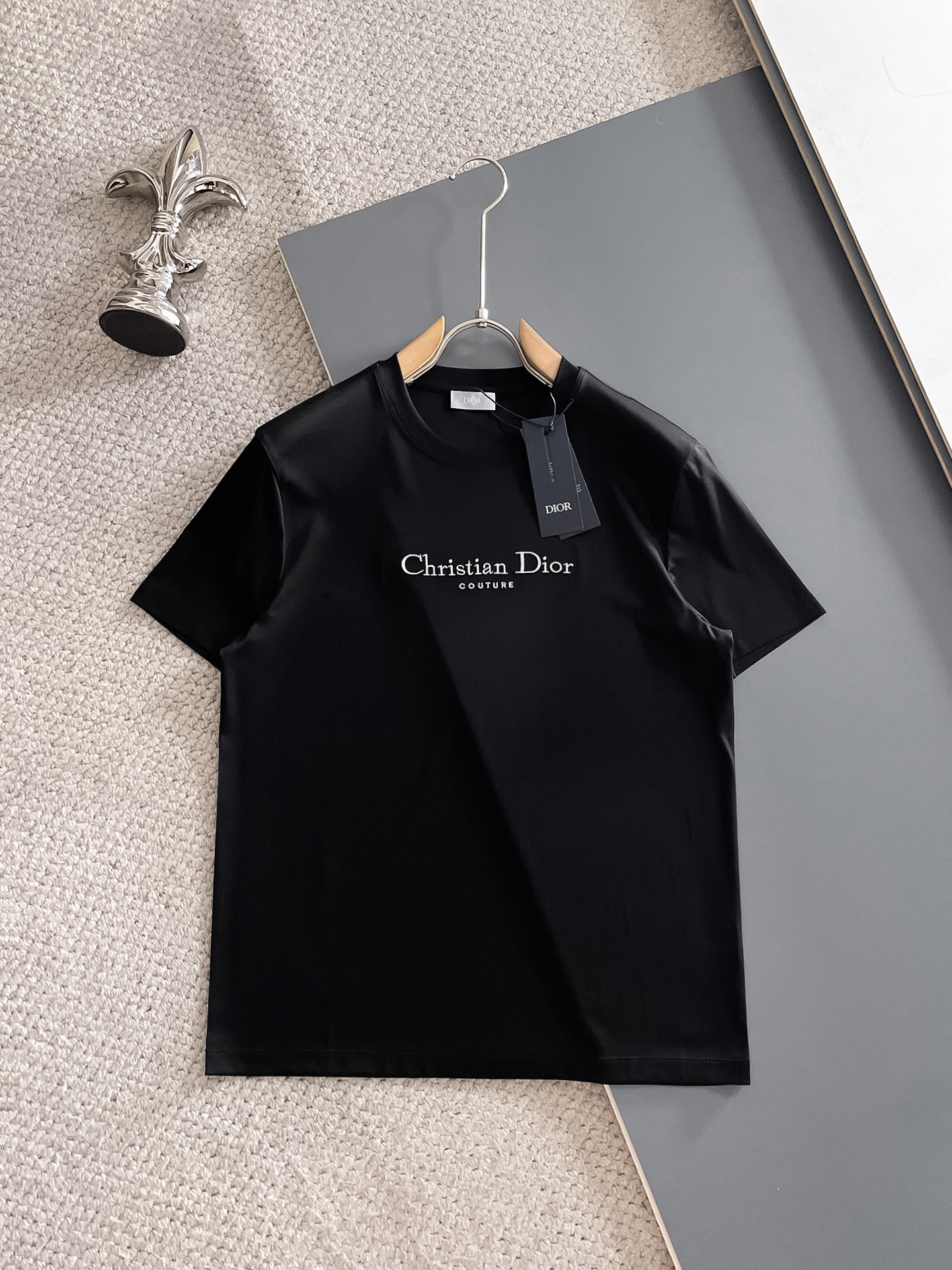 NO:492369,Dior 2025 spring and summer new model first launch counter latest round neck short sleeves, high-end customization, avant-garde and fashionable design!  Brand logo heavy craft design, high-end customized 100 double-sided mercerated cotton fabric, soft feel, comfortable to wear, exquisite counter-level car line, fine workmanship, invincible and handsome upper body effect!  A must-have item for handsome men!  Code number M-3xL, dior, T-shirt, alexander wang19860909迪奥 2025春夏新款首发专柜最新款圆领短袖 高端订制 设计前卫时尚！品牌logo重工艺设计 高端定制100支双面丝光棉面料.手感柔软.穿着舒适.专柜级别精致车线.做工精细.上身效果无敌帅气！型男必备单品！码数M-3xL,,dior,T-shirt,alexander wang,Men's clothing