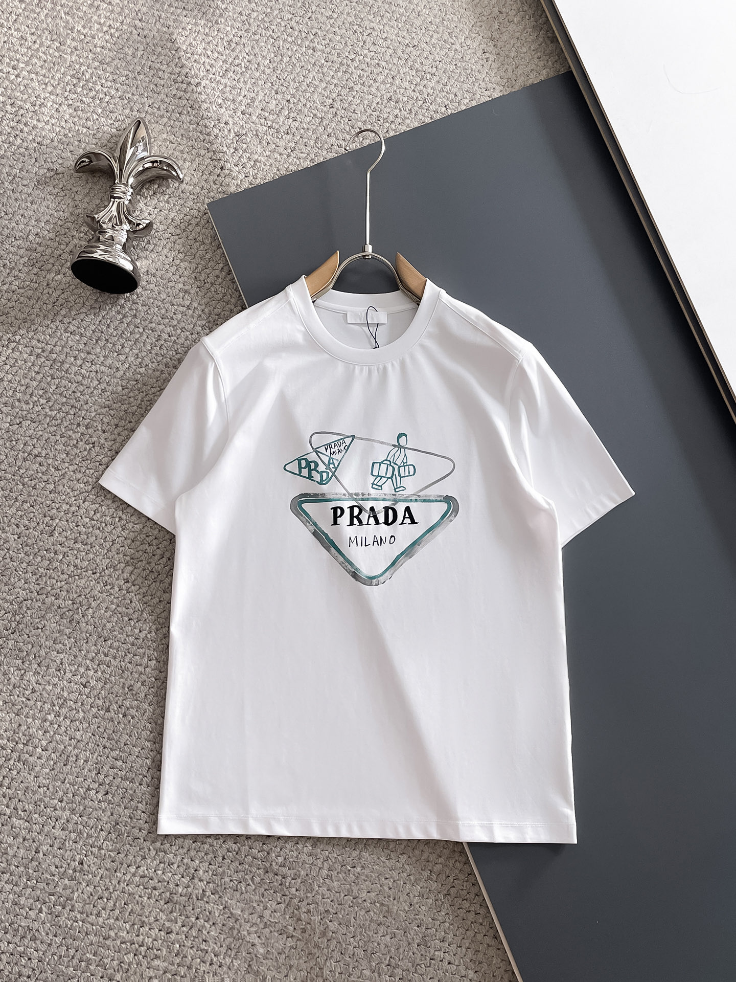 NO:492326,Prada 2025 spring and summer new styles are the latest round neck short sleeves in the counter, high-end customization, avant-garde and fashionable design!  Brand logo heavy craft design, high-end customized 100 double-sided mercerated cotton fabric, soft feel, comfortable to wear, exquisite counter-level car line, fine workmanship, invincible and handsome upper body effect!  A must-have item for handsome men!  Code number M-3xL, prada, T-shirt, alexander wang19860909普拉达 2025春夏新款首发专柜最新款圆领短袖 高端订制 设计前卫时尚！品牌logo重工艺设计 高端定制100支双面丝光棉面料.手感柔软.穿着舒适.专柜级别精致车线.做工精细.上身效果无敌帅气！型男必备单品！码数M-3xL,,prada,T-shirt,alexander wang,Men's clothing