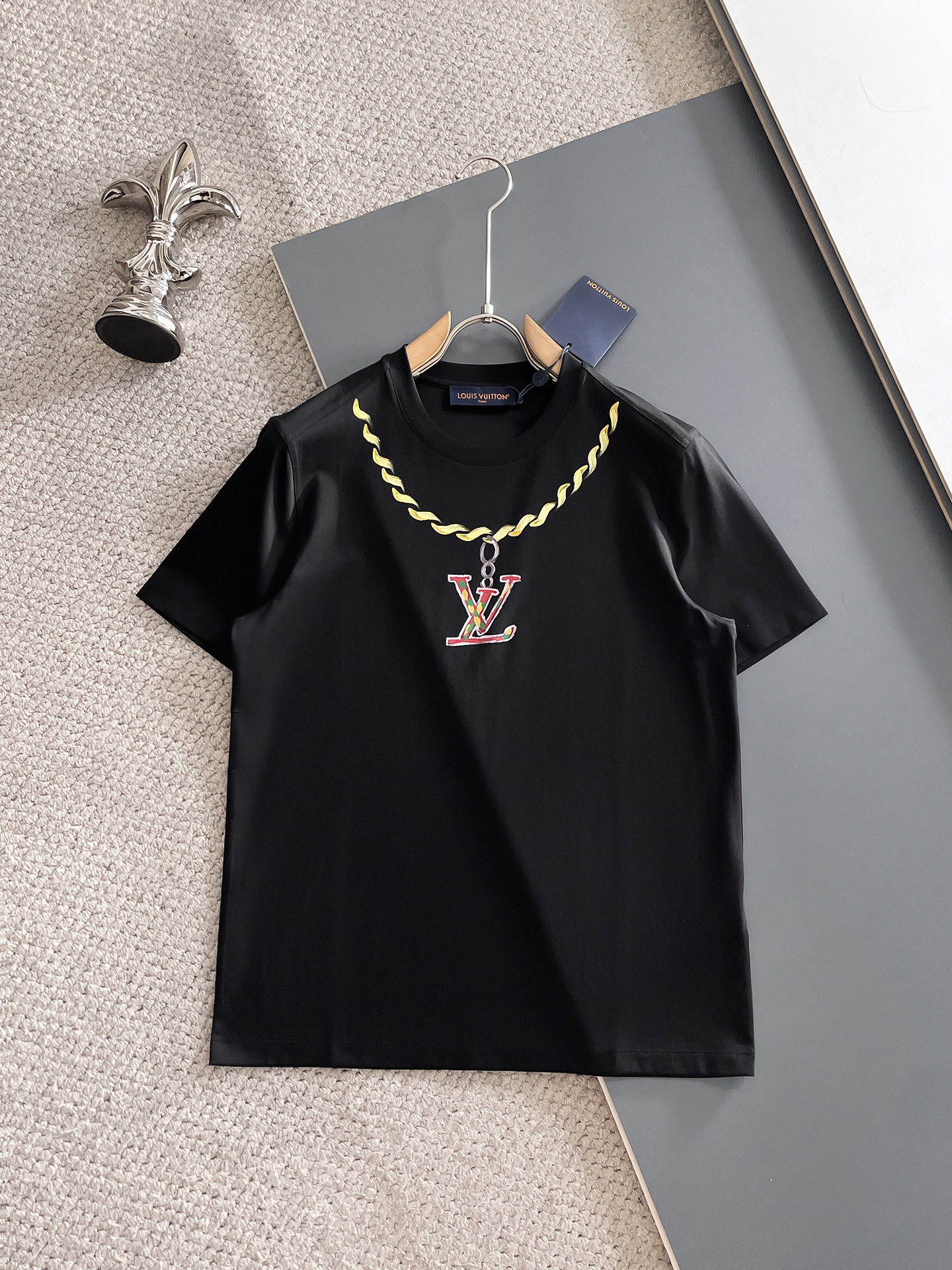 NO:492337,1v Louis Vuitton 2025 spring and summer new model first launch counter latest round neck short sleeves, high-end customization, avant-garde and fashionable design!  Brand logo heavy craft design, high-end customized 100 double-sided mercerated cotton fabric, soft feel, comfortable to wear, exquisite counter-level car line, fine workmanship, invincible and handsome upper body effect!  A must-have item for handsome men!  Code number M-3xL, louis vuitton, T-shirt, alexander wang198609091v 路易威登 2025春夏新款首发专柜最新款圆领短袖 高端订制 设计前卫时尚！品牌logo重工艺设计 高端定制100支双面丝光棉面料.手感柔软.穿着舒适.专柜级别精致车线.做工精细.上身效果无敌帅气！型男必备单品！码数M-3xL,,louis vuitton,T-shirt,alexander wang,Men's clothing