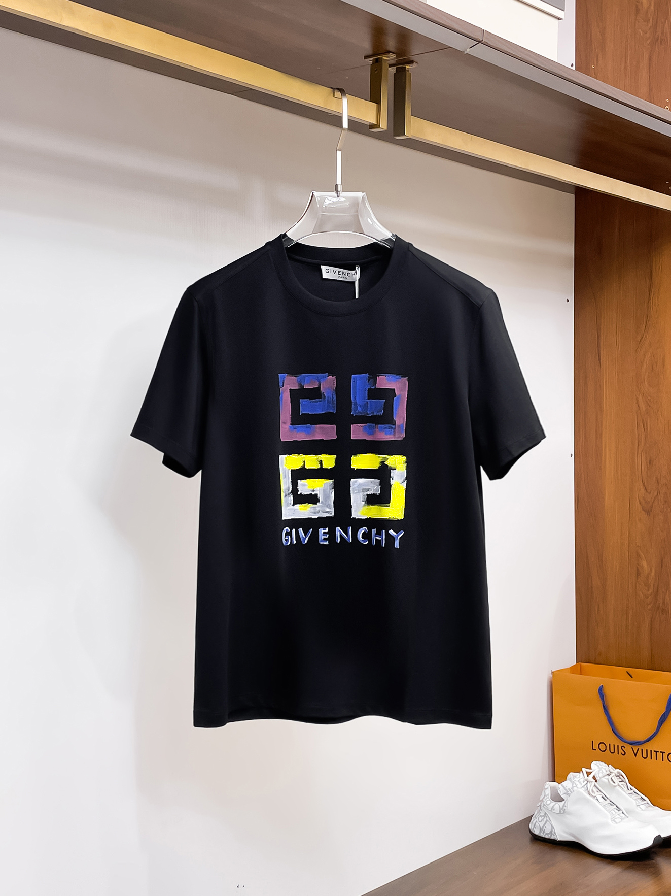 纪梵希 系列 VIP高级定制 2025新款短袖 百搭款式 任何人都可以轻松驾驭 面料全订制工艺 高定一等