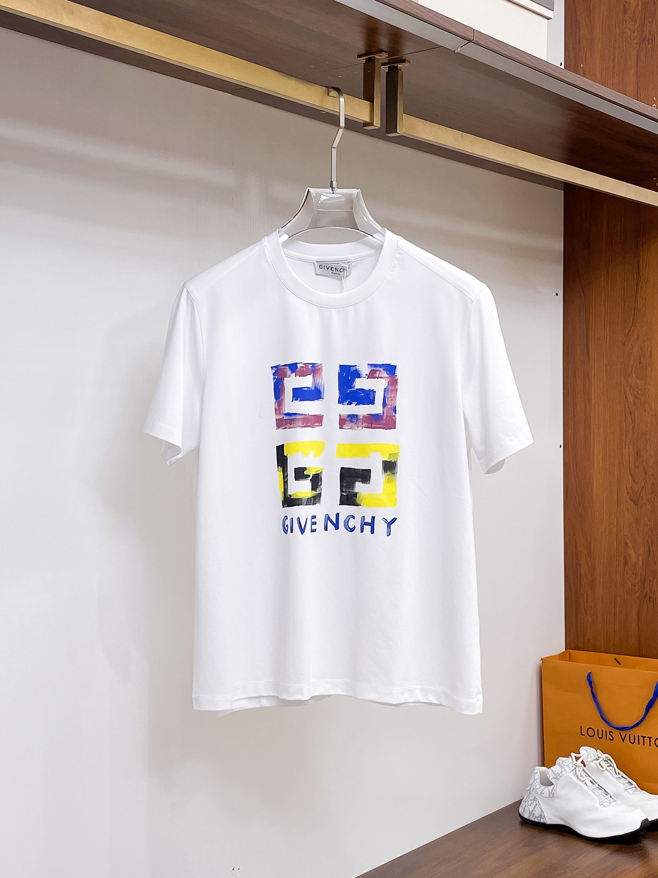 纪梵希 系列 VIP高级定制 2025新款短袖 百搭款式 任何人都可以轻松驾驭 面料全订制工艺 高定一等