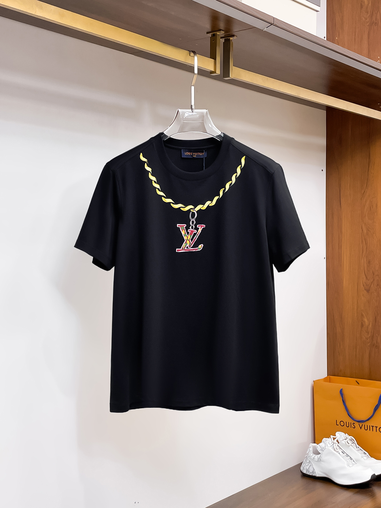 1v 路易威登 系列 VIP高级定制 2025新款短袖 百搭款式 任何人都可以轻松驾驭 面料全订制工艺 