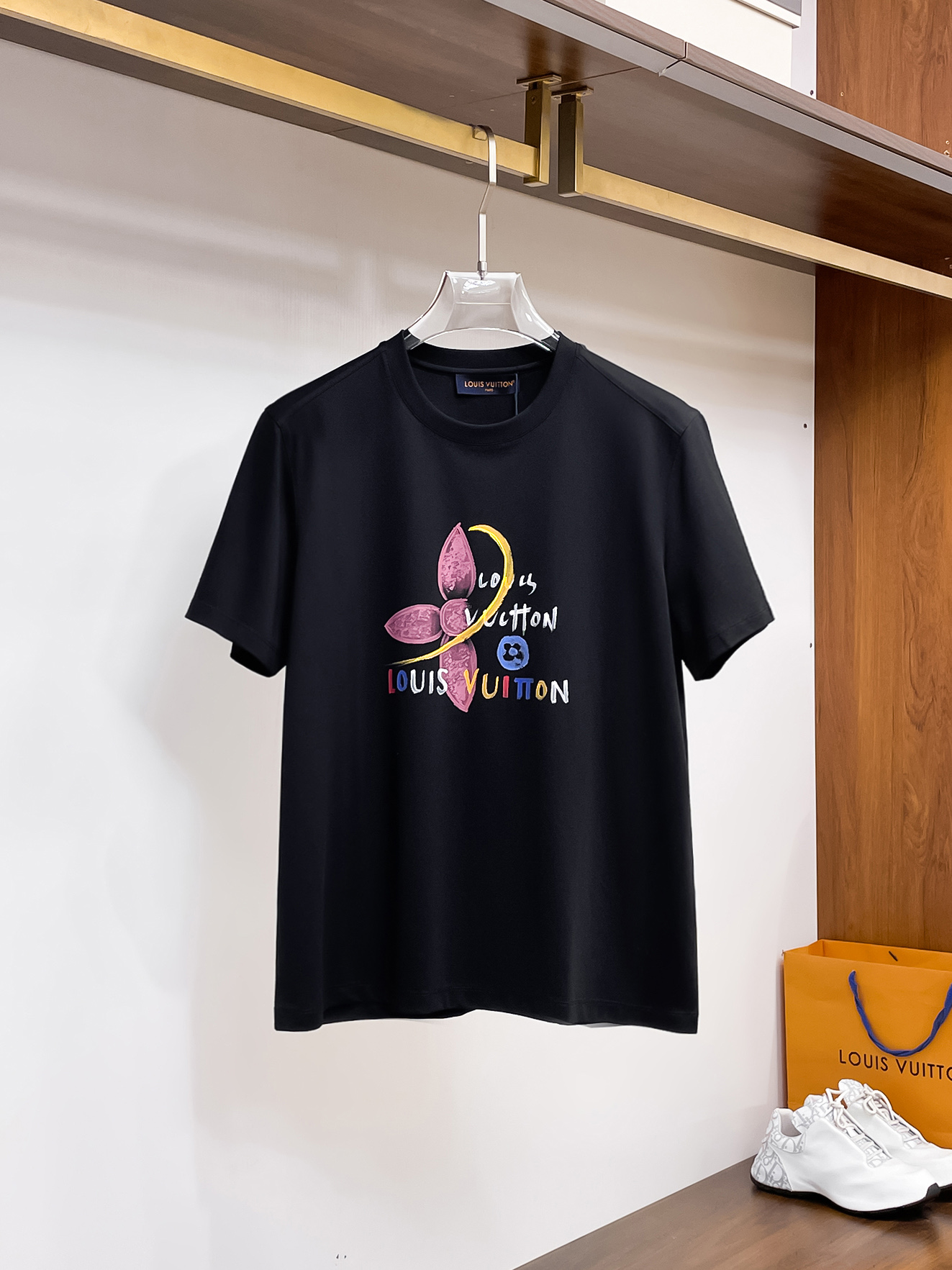 1v 路易威登 系列 VIP高级定制 2025新款短袖 百搭款式 任何人都可以轻松驾驭 面料全订制工艺 