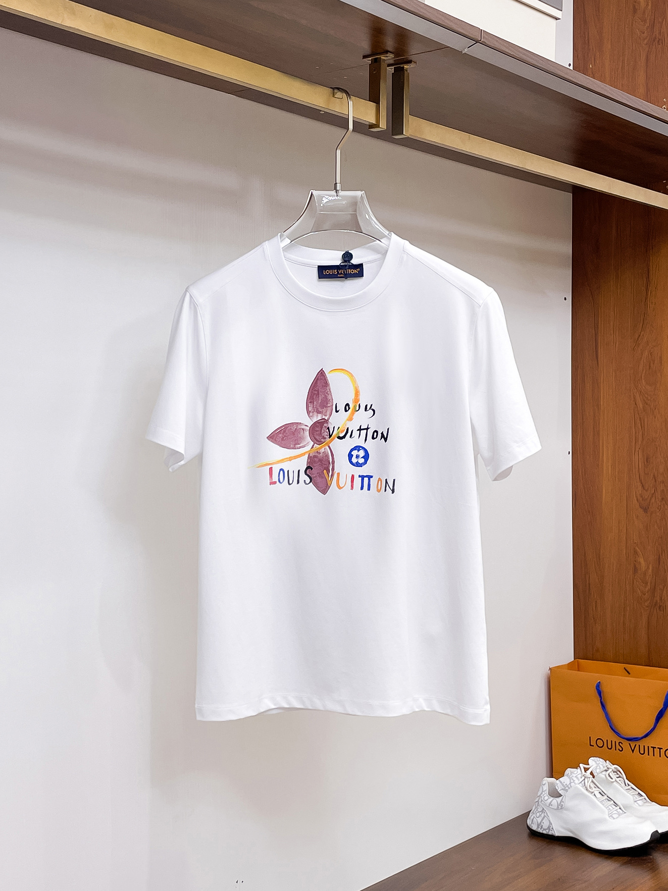 1v 路易威登 系列 VIP高级定制 2025新款短袖 百搭款式 任何人都可以轻松驾驭 面料全订制工艺 