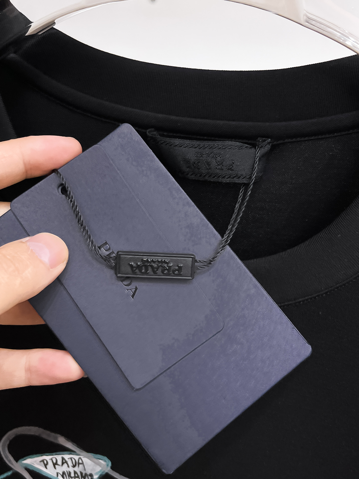  普拉达 2025春夏新款首发专柜最新款圆领短袖 高端订制 设计前卫时尚！品牌logo重工艺设计 高端定