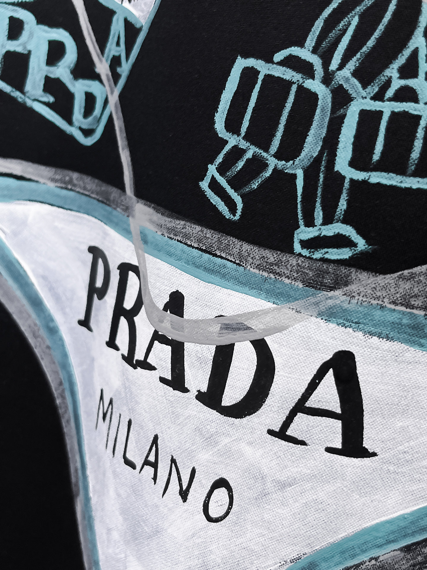  普拉达 2025春夏新款首发专柜最新款圆领短袖 高端订制 设计前卫时尚！品牌logo重工艺设计 高端定