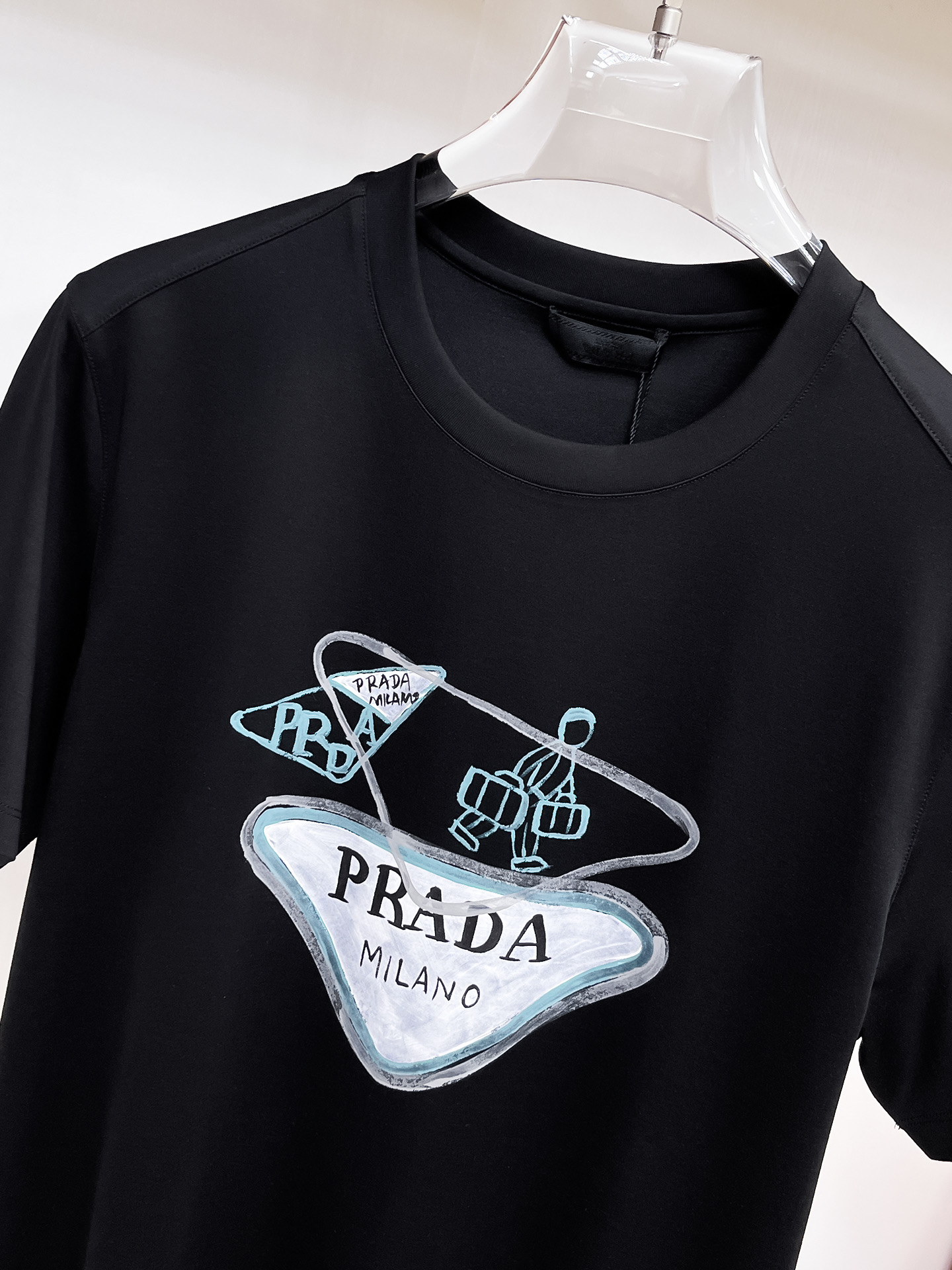  普拉达 2025春夏新款首发专柜最新款圆领短袖 高端订制 设计前卫时尚！品牌logo重工艺设计 高端定
