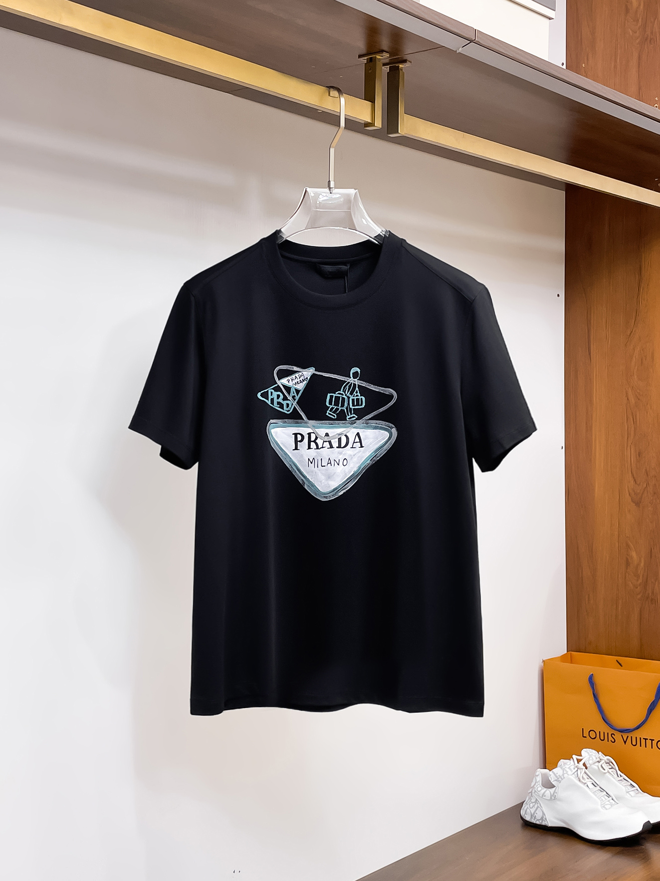  普拉达 2025春夏新款首发专柜最新款圆领短袖 高端订制 设计前卫时尚！品牌logo重工艺设计 高端定