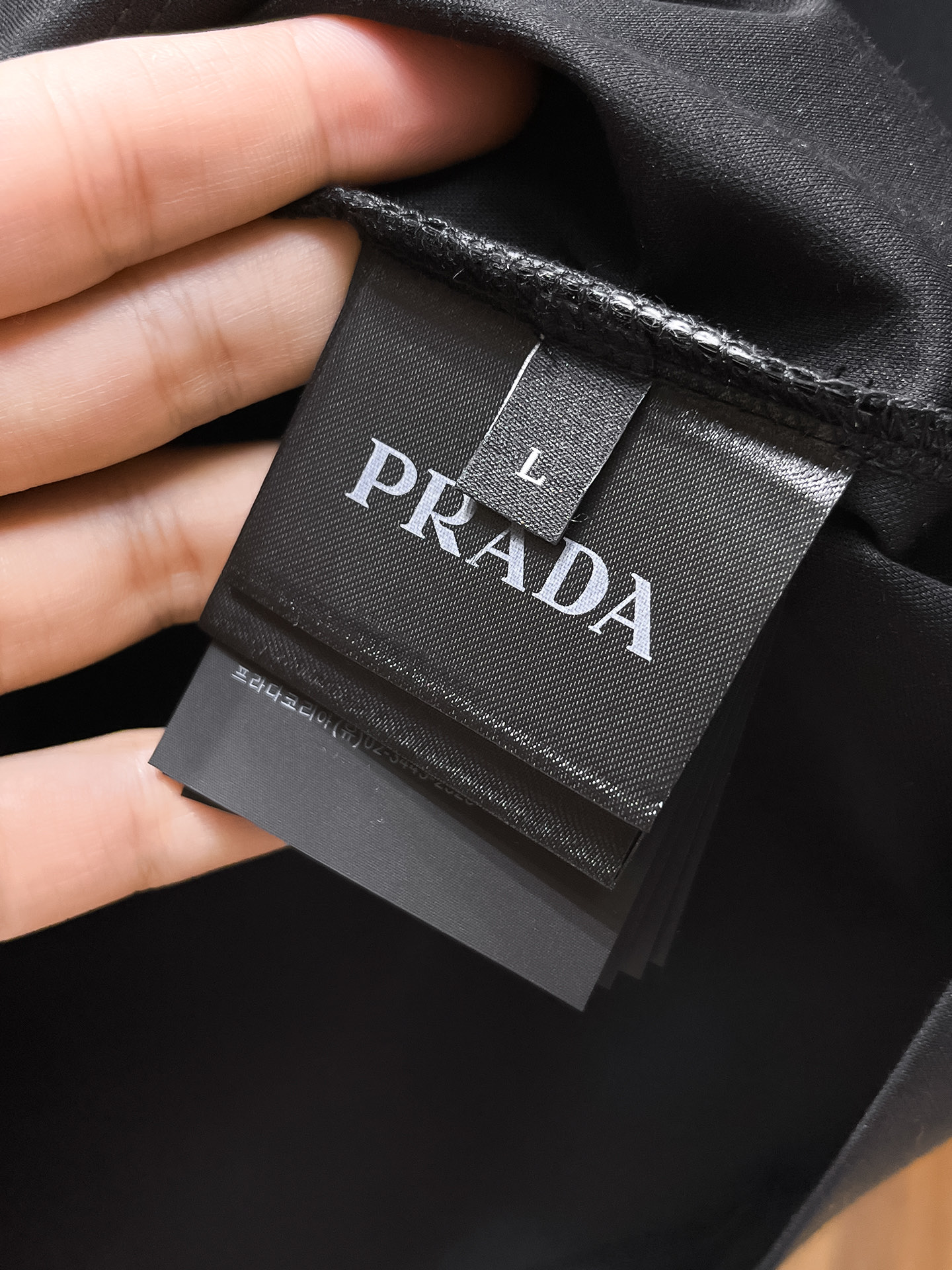  普拉达 2025春夏新款首发专柜最新款圆领短袖 高端订制 设计前卫时尚！品牌logo重工艺设计 高端定