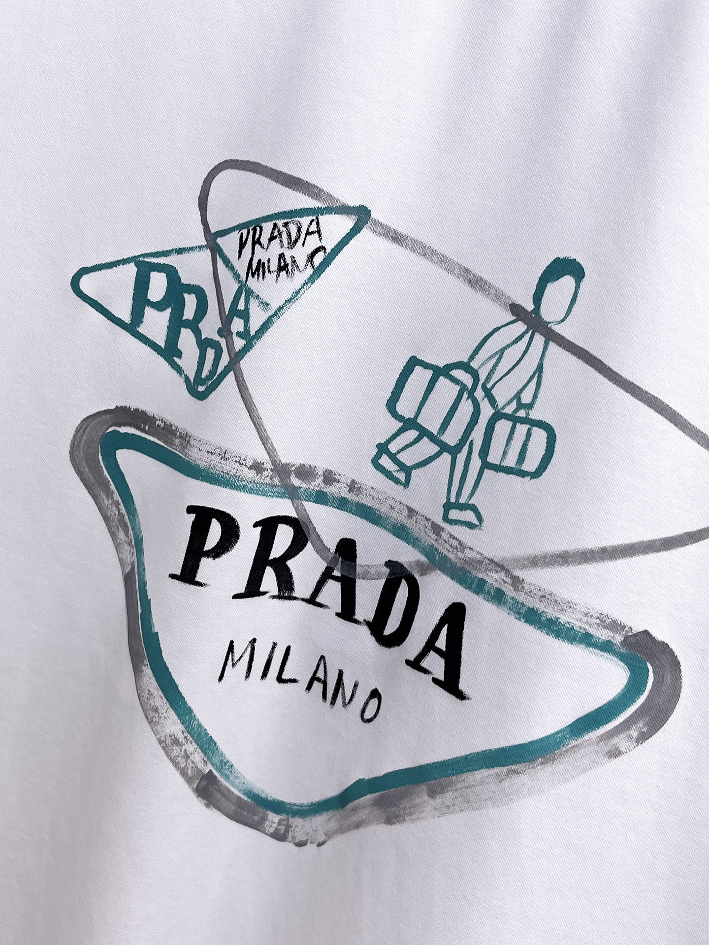  普拉达 2025春夏新款首发专柜最新款圆领短袖 高端订制 设计前卫时尚！品牌logo重工艺设计 高端定