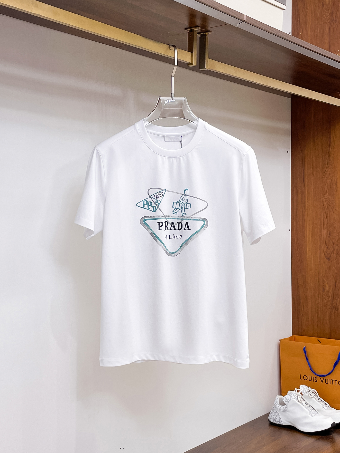  普拉达 2025春夏新款首发专柜最新款圆领短袖 高端订制 设计前卫时尚！品牌logo重工艺设计 高端定