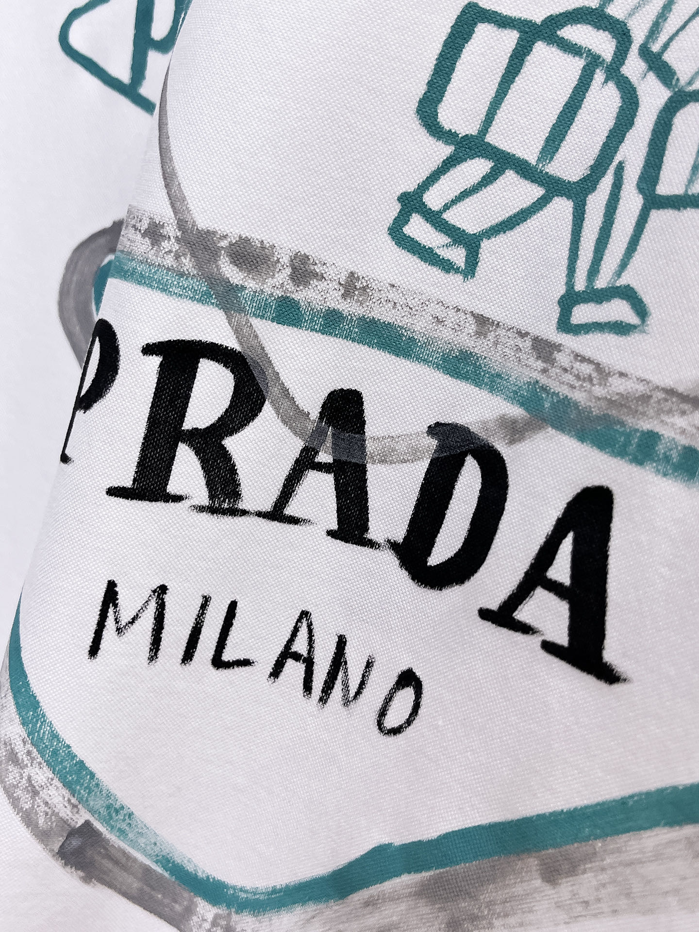  普拉达 2025春夏新款首发专柜最新款圆领短袖 高端订制 设计前卫时尚！品牌logo重工艺设计 高端定