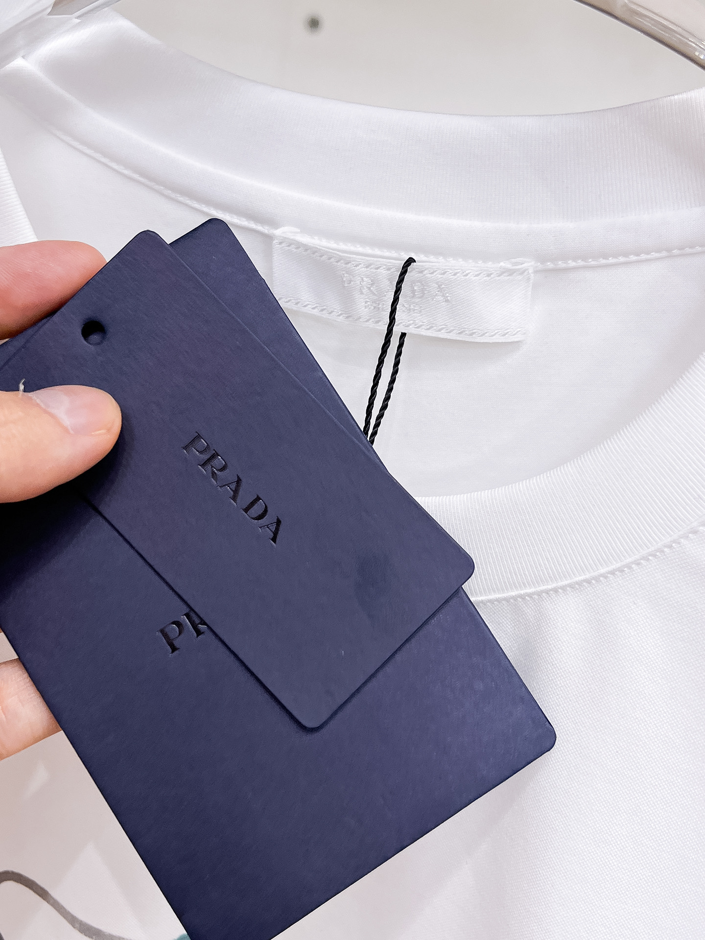  普拉达 2025春夏新款首发专柜最新款圆领短袖 高端订制 设计前卫时尚！品牌logo重工艺设计 高端定