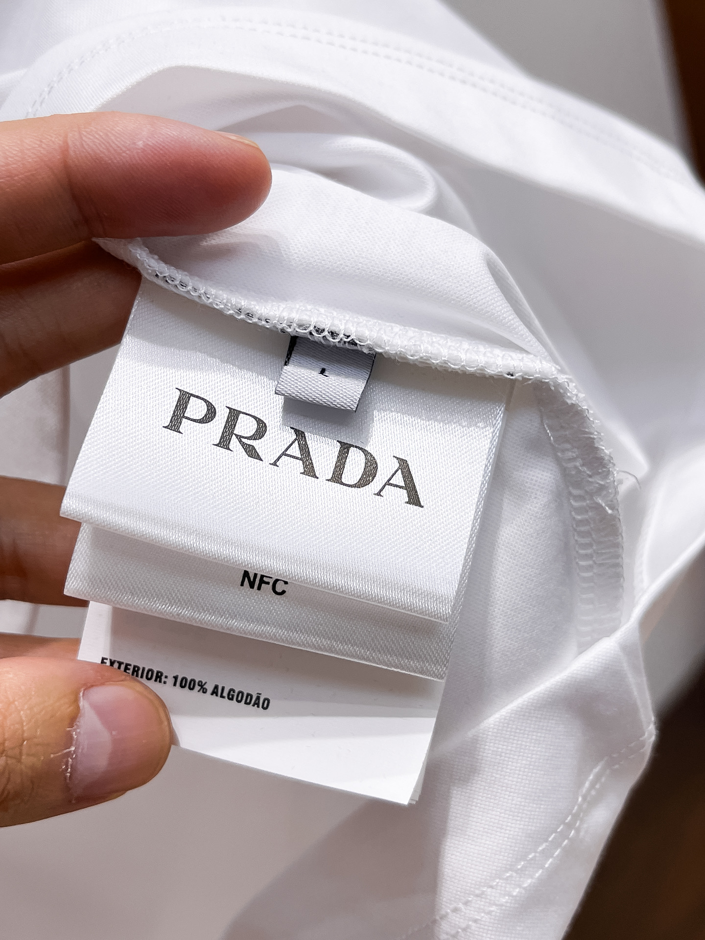  普拉达 2025春夏新款首发专柜最新款圆领短袖 高端订制 设计前卫时尚！品牌logo重工艺设计 高端定