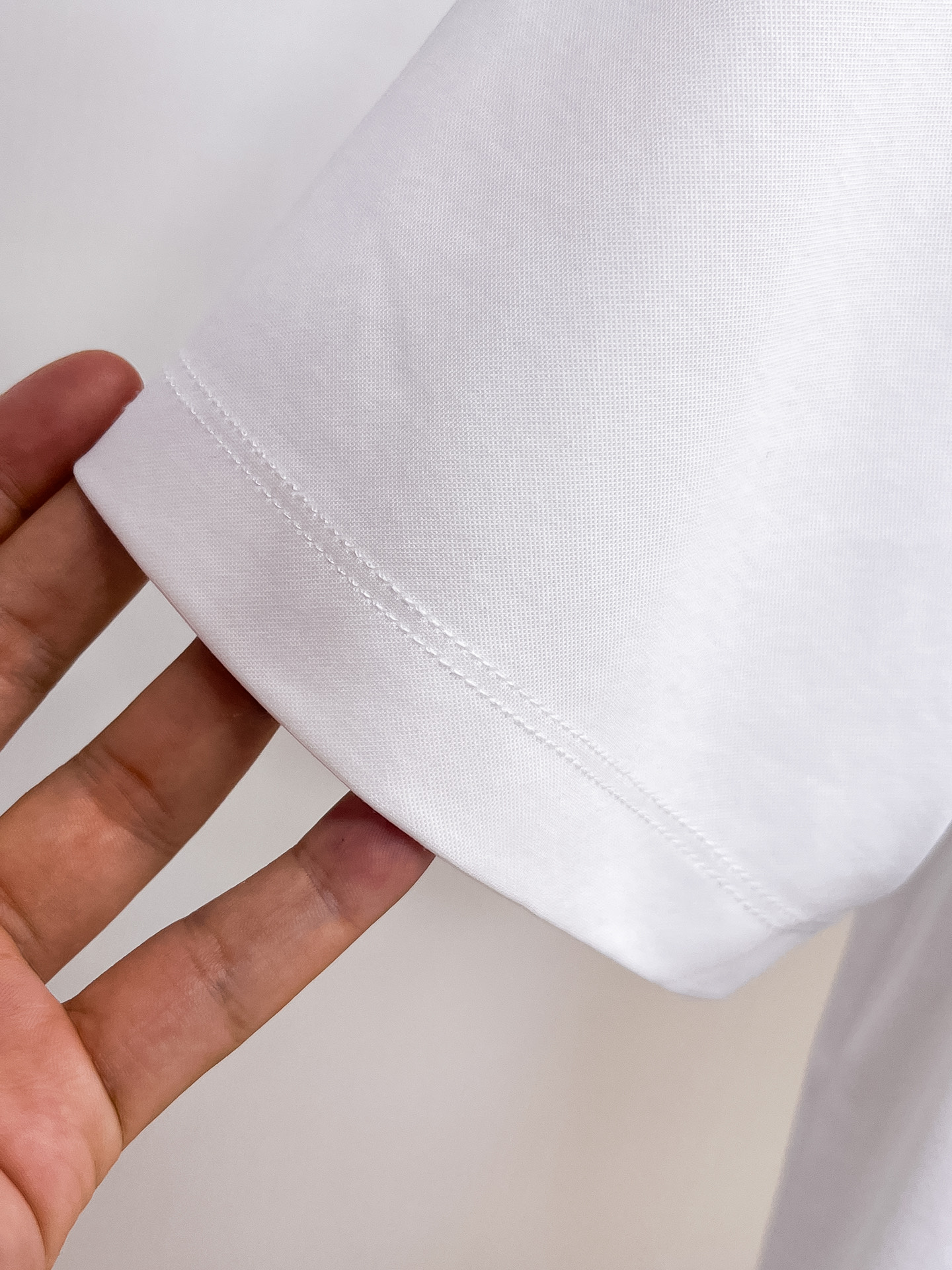  普拉达 2025春夏新款首发专柜最新款圆领短袖 高端订制 设计前卫时尚！品牌logo重工艺设计 高端定