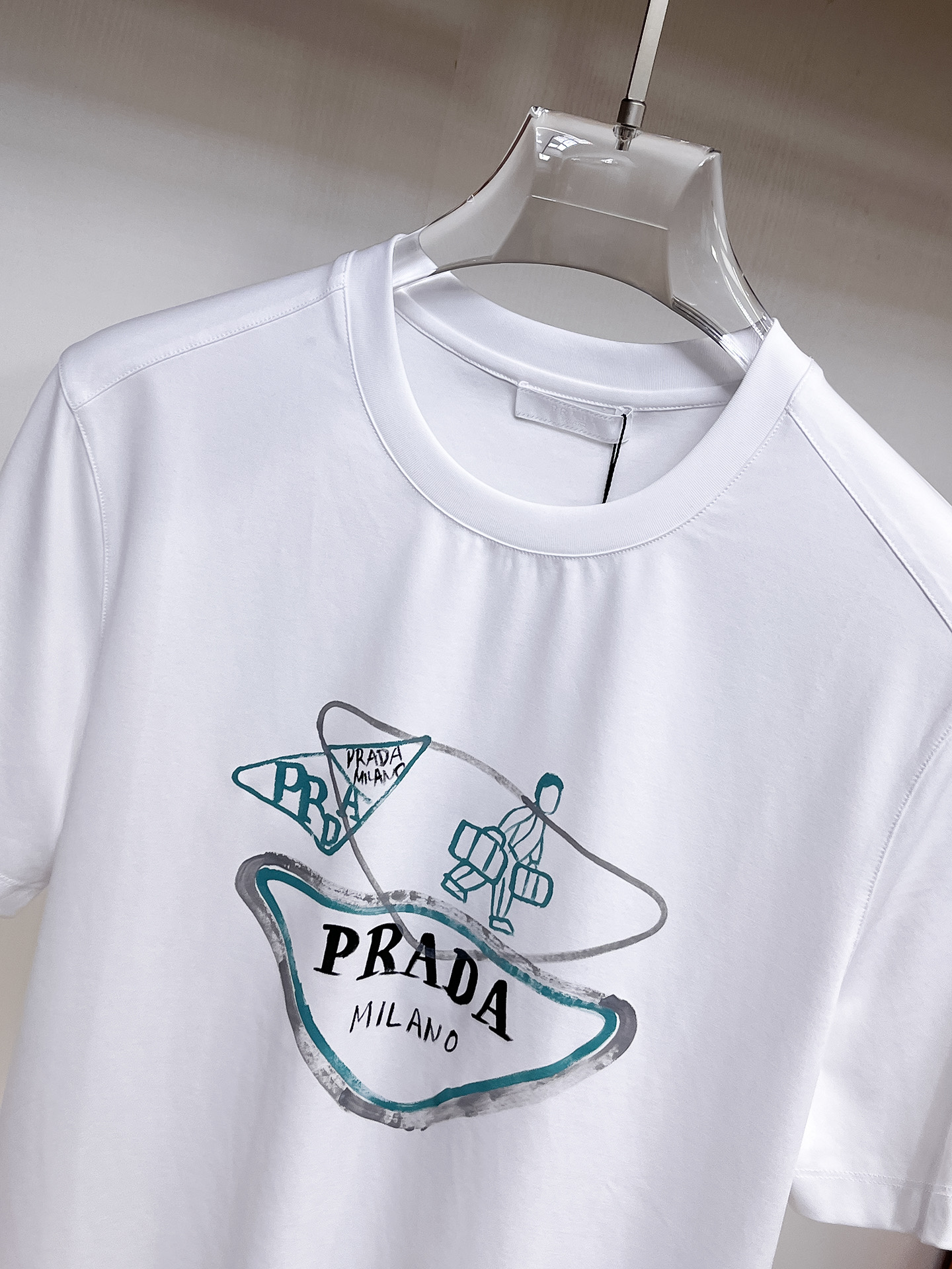  普拉达 2025春夏新款首发专柜最新款圆领短袖 高端订制 设计前卫时尚！品牌logo重工艺设计 高端定