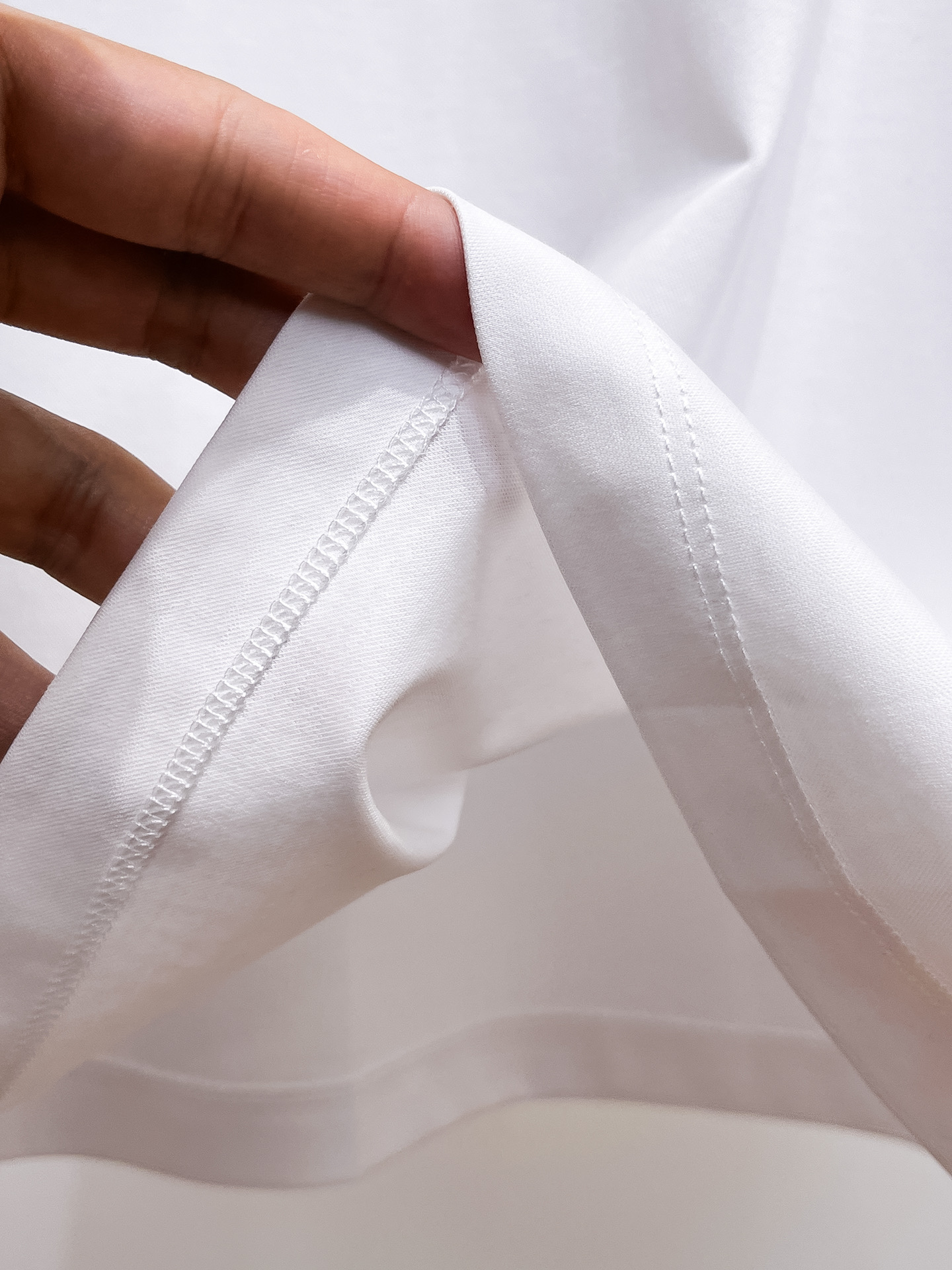  普拉达 2025春夏新款首发专柜最新款圆领短袖 高端订制 设计前卫时尚！品牌logo重工艺设计 高端定