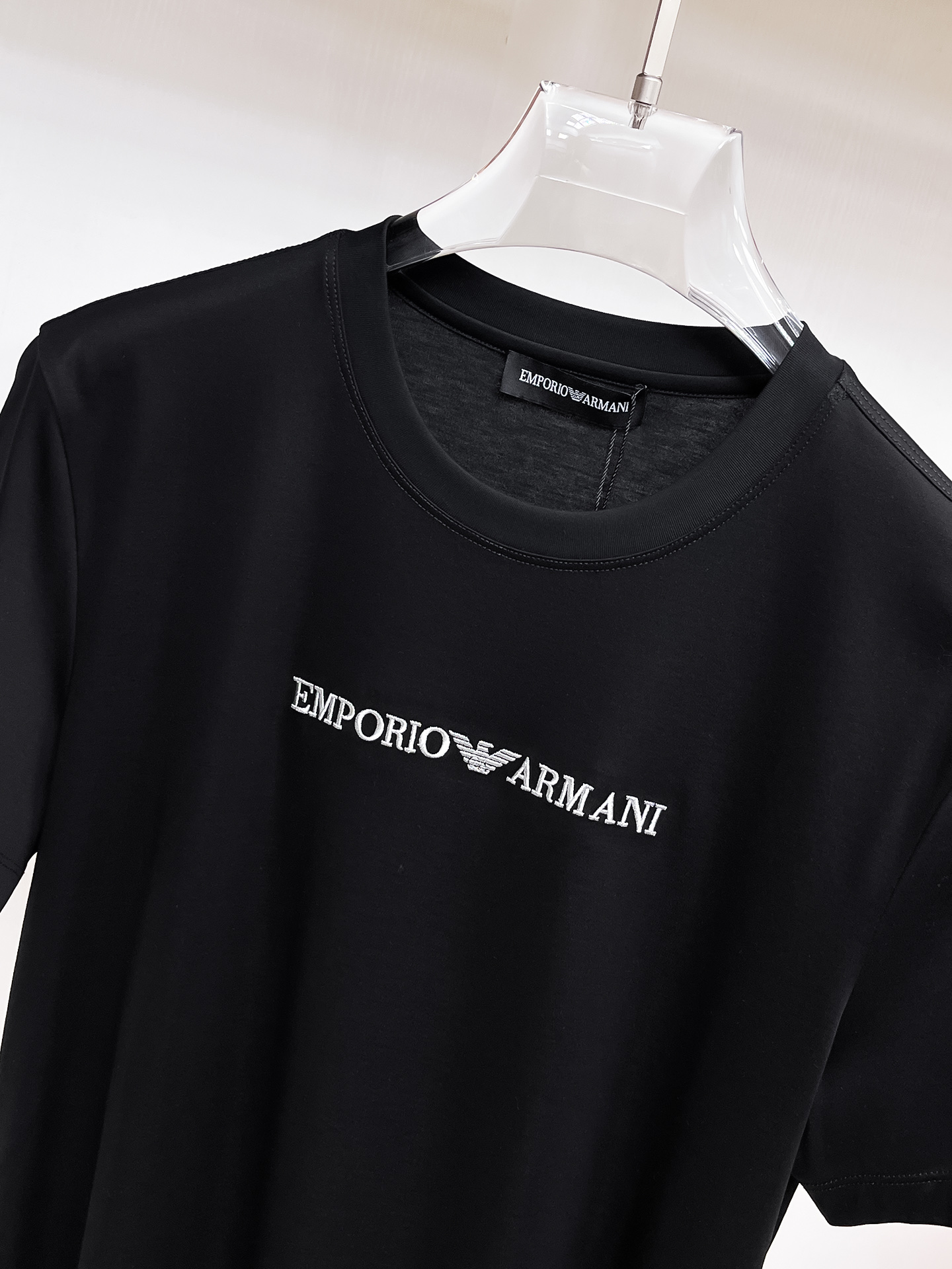  阿玛尼 2025春夏新款首发专柜最新款圆领短袖 高端订制 设计前卫时尚！品牌logo重工艺设计 高端定