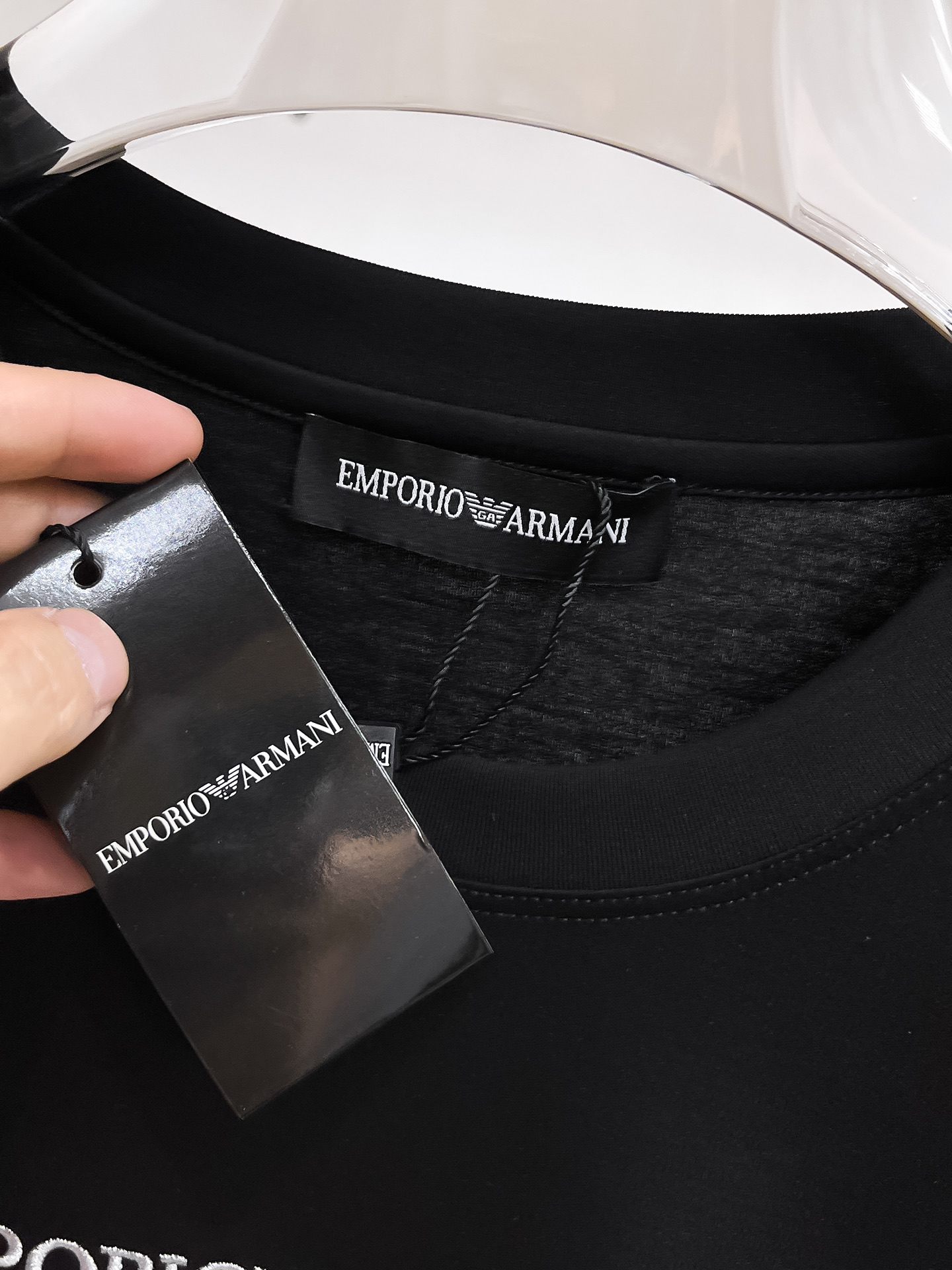  阿玛尼 2025春夏新款首发专柜最新款圆领短袖 高端订制 设计前卫时尚！品牌logo重工艺设计 高端定