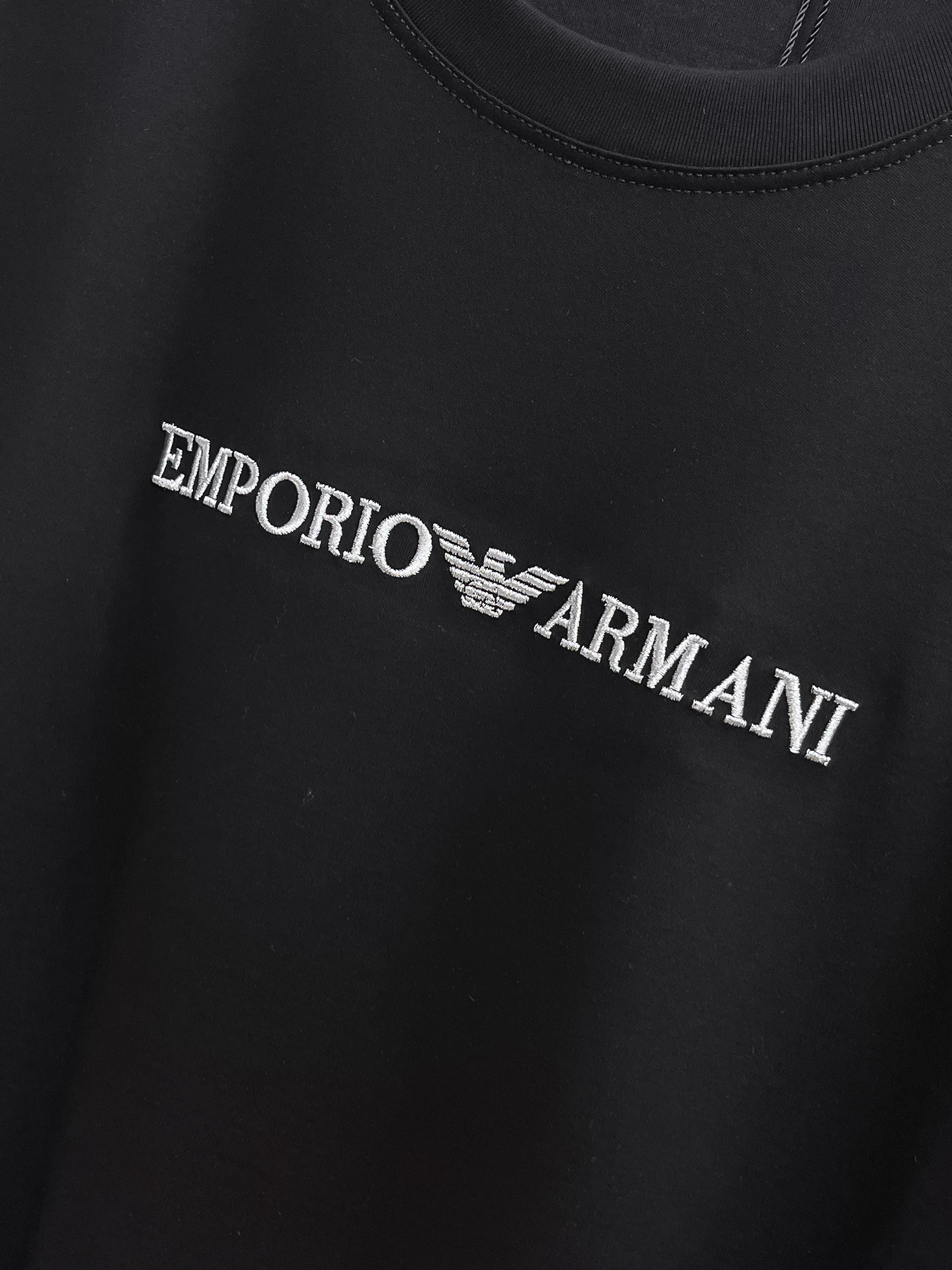  阿玛尼 2025春夏新款首发专柜最新款圆领短袖 高端订制 设计前卫时尚！品牌logo重工艺设计 高端定