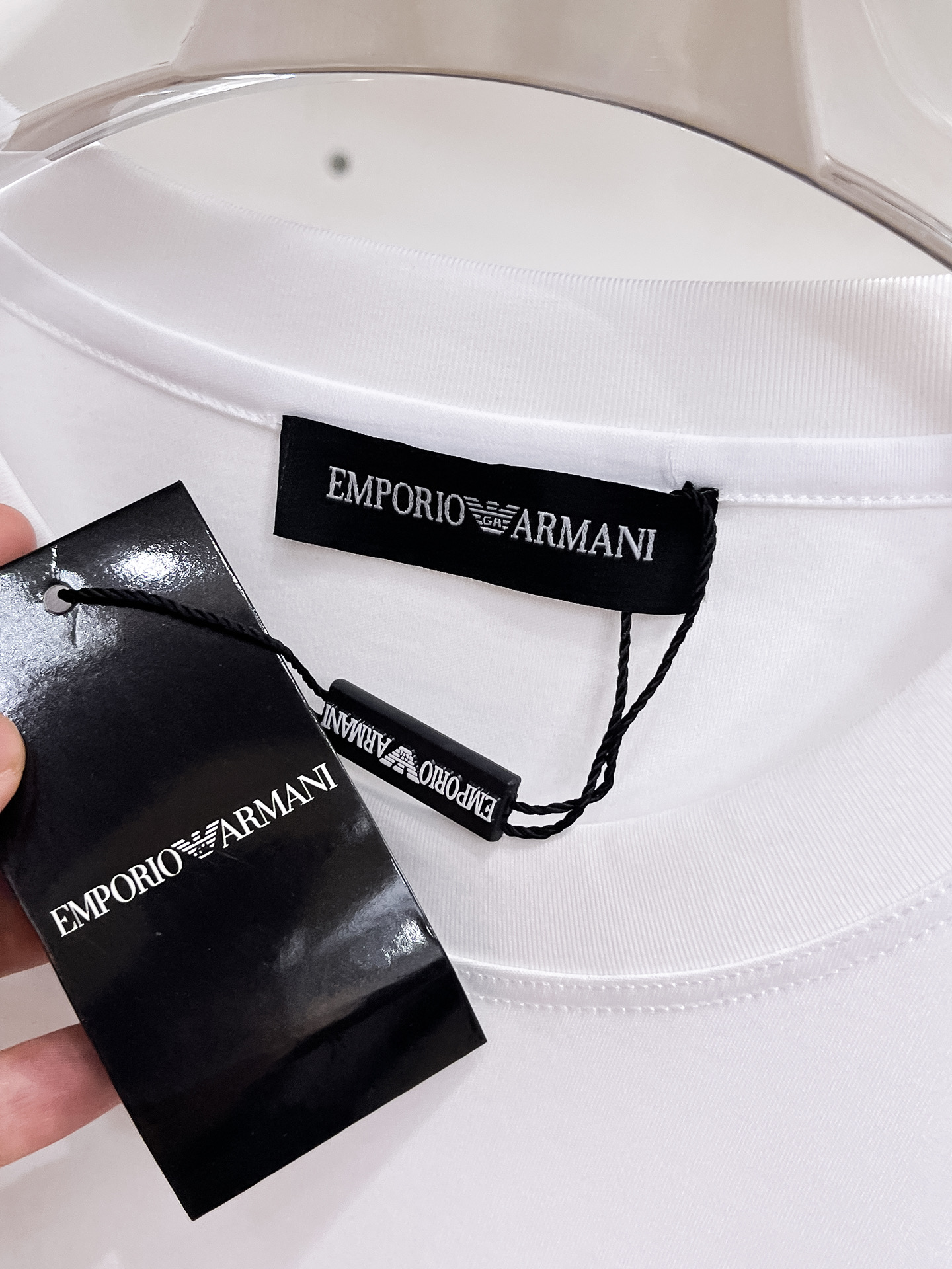  阿玛尼 2025春夏新款首发专柜最新款圆领短袖 高端订制 设计前卫时尚！品牌logo重工艺设计 高端定