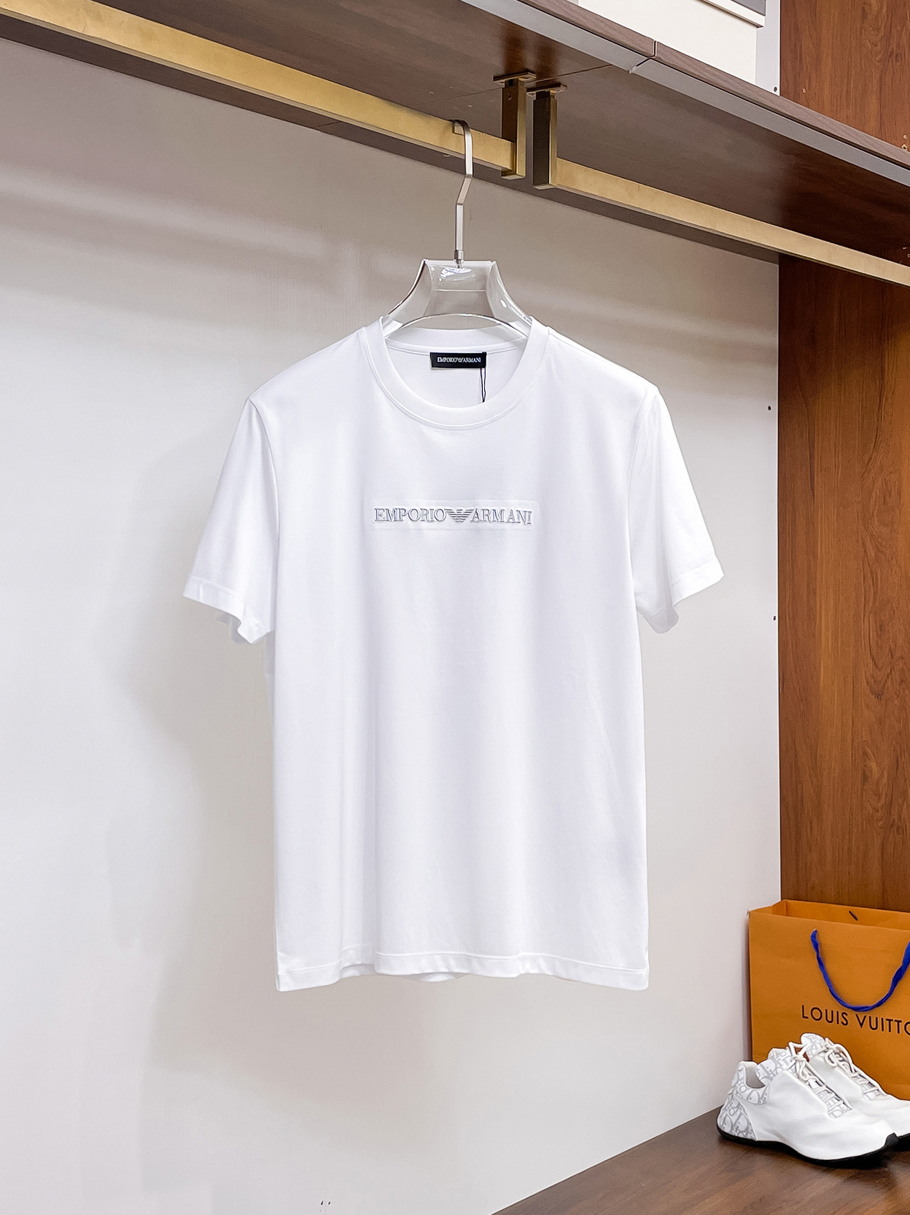  阿玛尼 2025春夏新款首发专柜最新款圆领短袖 高端订制 设计前卫时尚！品牌logo重工艺设计 高端定