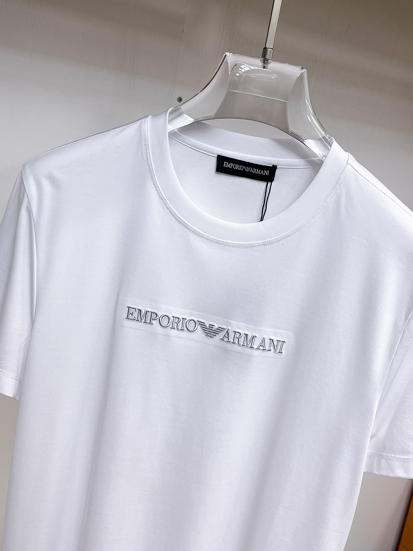  阿玛尼 2025春夏新款首发专柜最新款圆领短袖 高端订制 设计前卫时尚！品牌logo重工艺设计 高端定