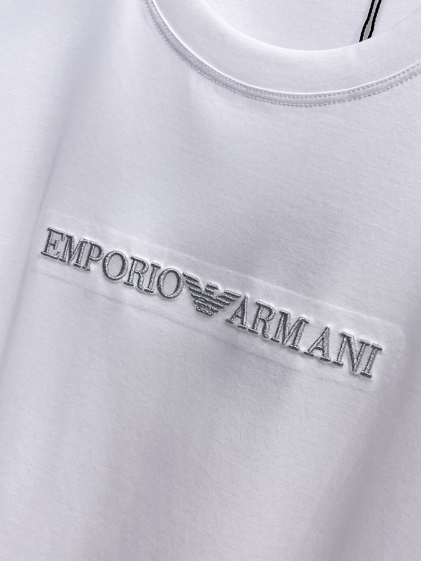  阿玛尼 2025春夏新款首发专柜最新款圆领短袖 高端订制 设计前卫时尚！品牌logo重工艺设计 高端定