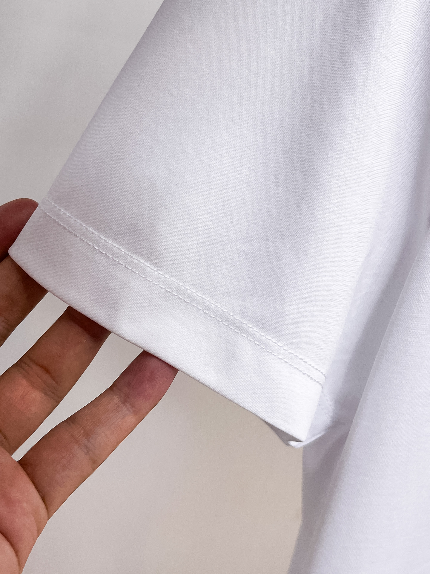  阿玛尼 2025春夏新款首发专柜最新款圆领短袖 高端订制 设计前卫时尚！品牌logo重工艺设计 高端定