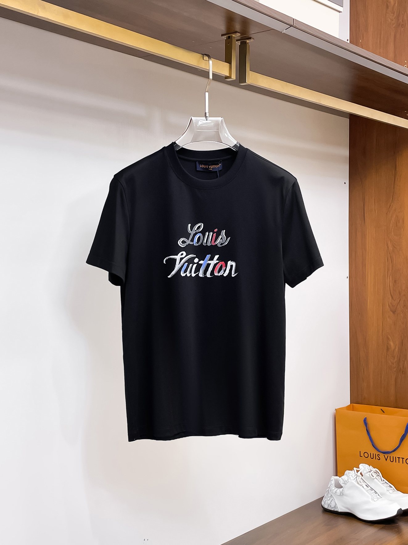 1v 路易威登 系列 VIP高级定制 2025新款短袖 百搭款式 任何人都可以轻松驾驭 面料全订制工艺 