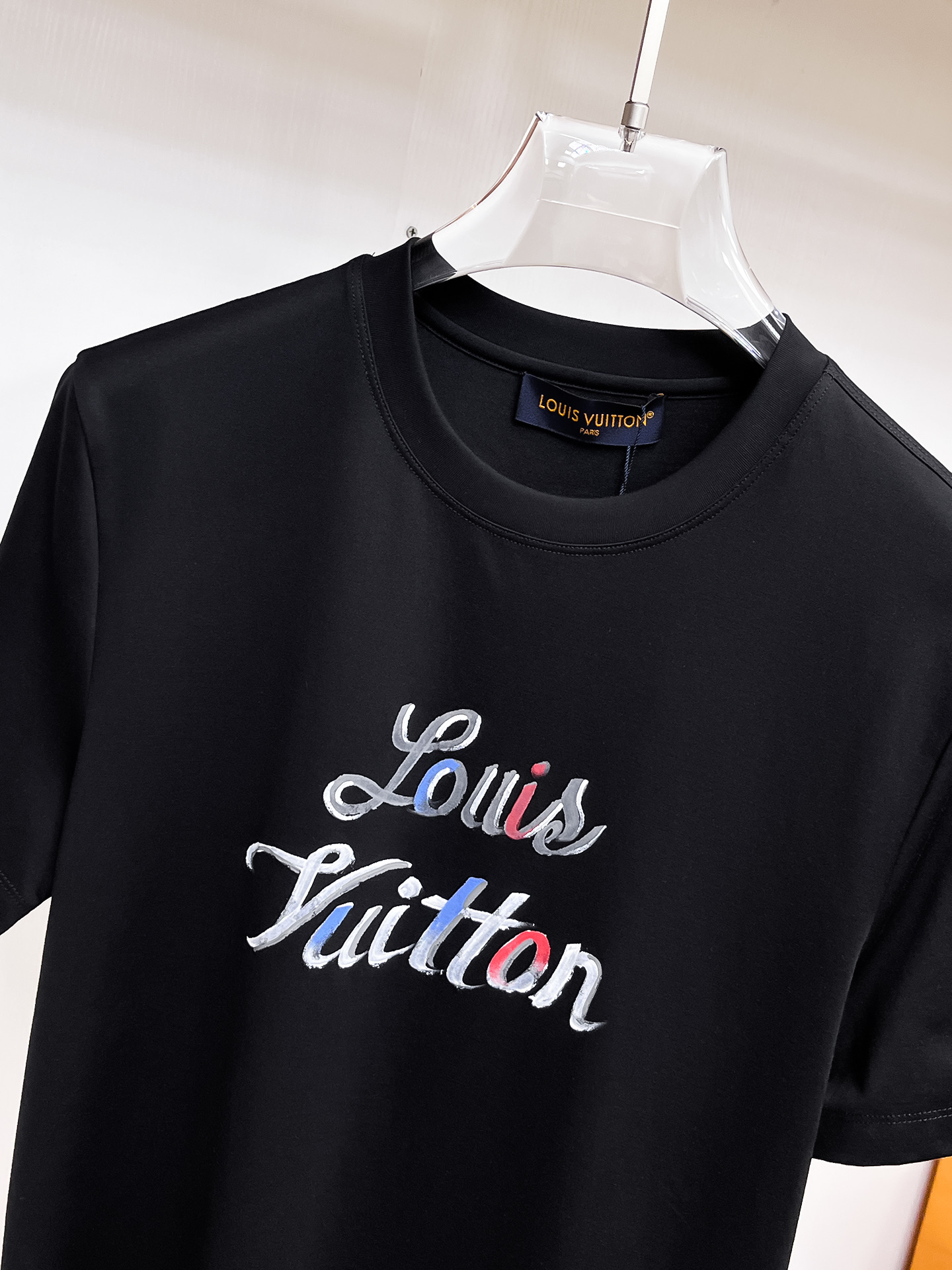 1v 路易威登 系列 VIP高级定制 2025新款短袖 百搭款式 任何人都可以轻松驾驭 面料全订制工艺 