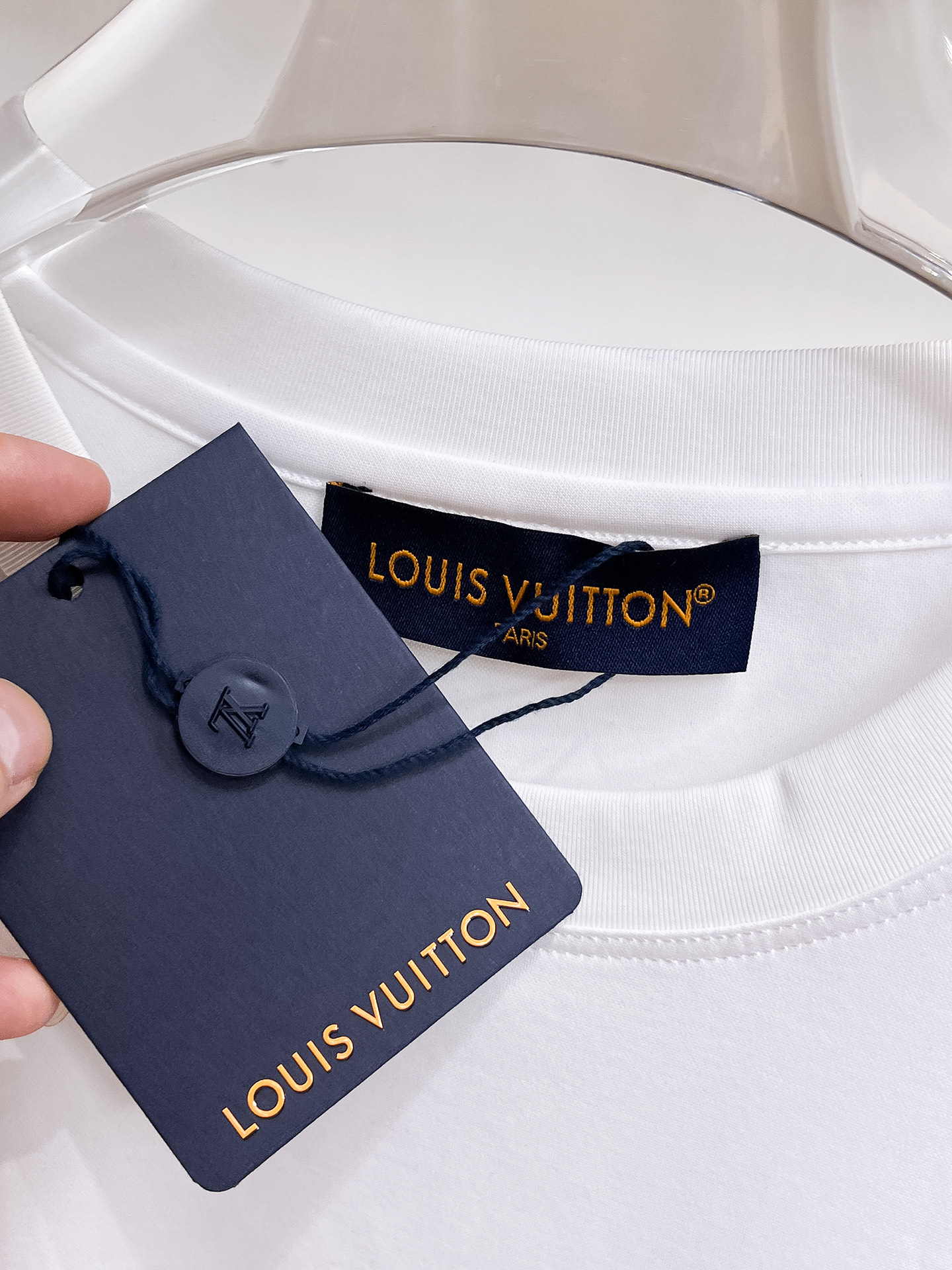 1v 路易威登 系列 VIP高级定制 2025新款短袖 百搭款式 任何人都可以轻松驾驭 面料全订制工艺 