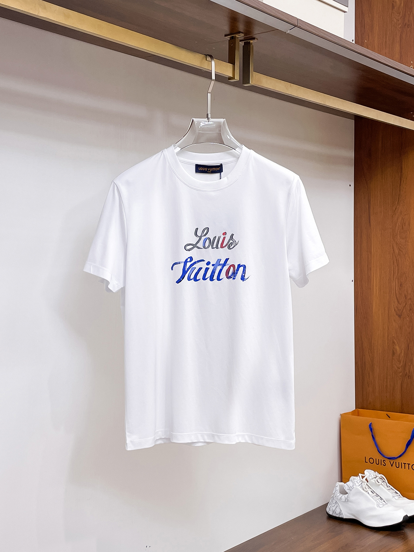 1v 路易威登 系列 VIP高级定制 2025新款短袖 百搭款式 任何人都可以轻松驾驭 面料全订制工艺 