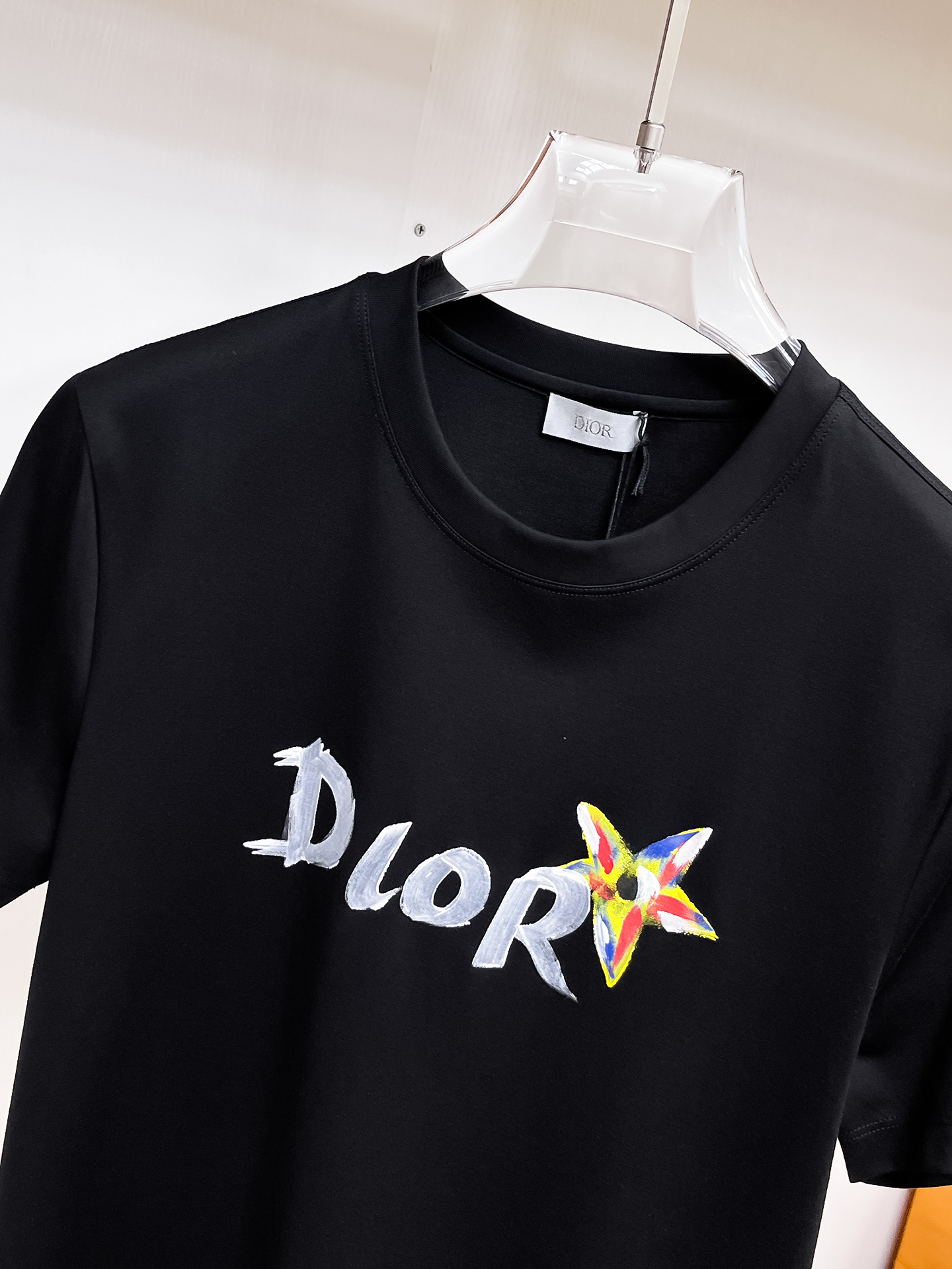 迪奥 系列 VIP高级定制 2025新款短袖 百搭款式 任何人都可以轻松驾驭 面料全订制工艺 高定一等品