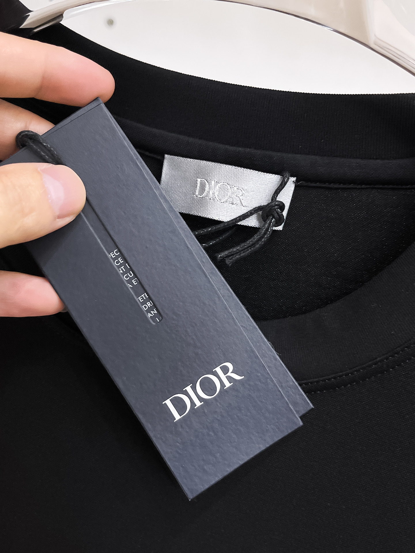 迪奥 系列 VIP高级定制 2025新款短袖 百搭款式 任何人都可以轻松驾驭 面料全订制工艺 高定一等品