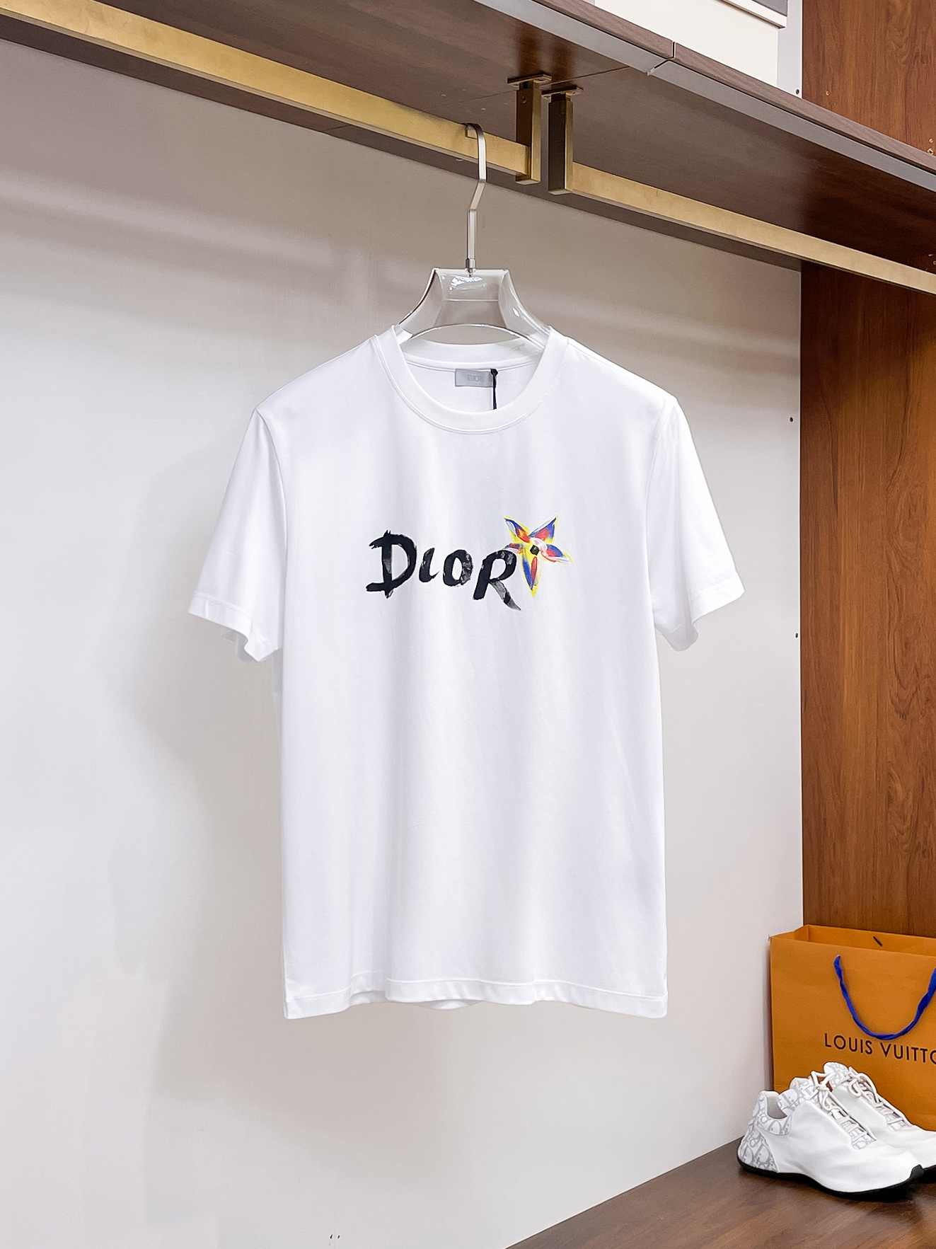 迪奥 系列 VIP高级定制 2025新款短袖 百搭款式 任何人都可以轻松驾驭 面料全订制工艺 高定一等品