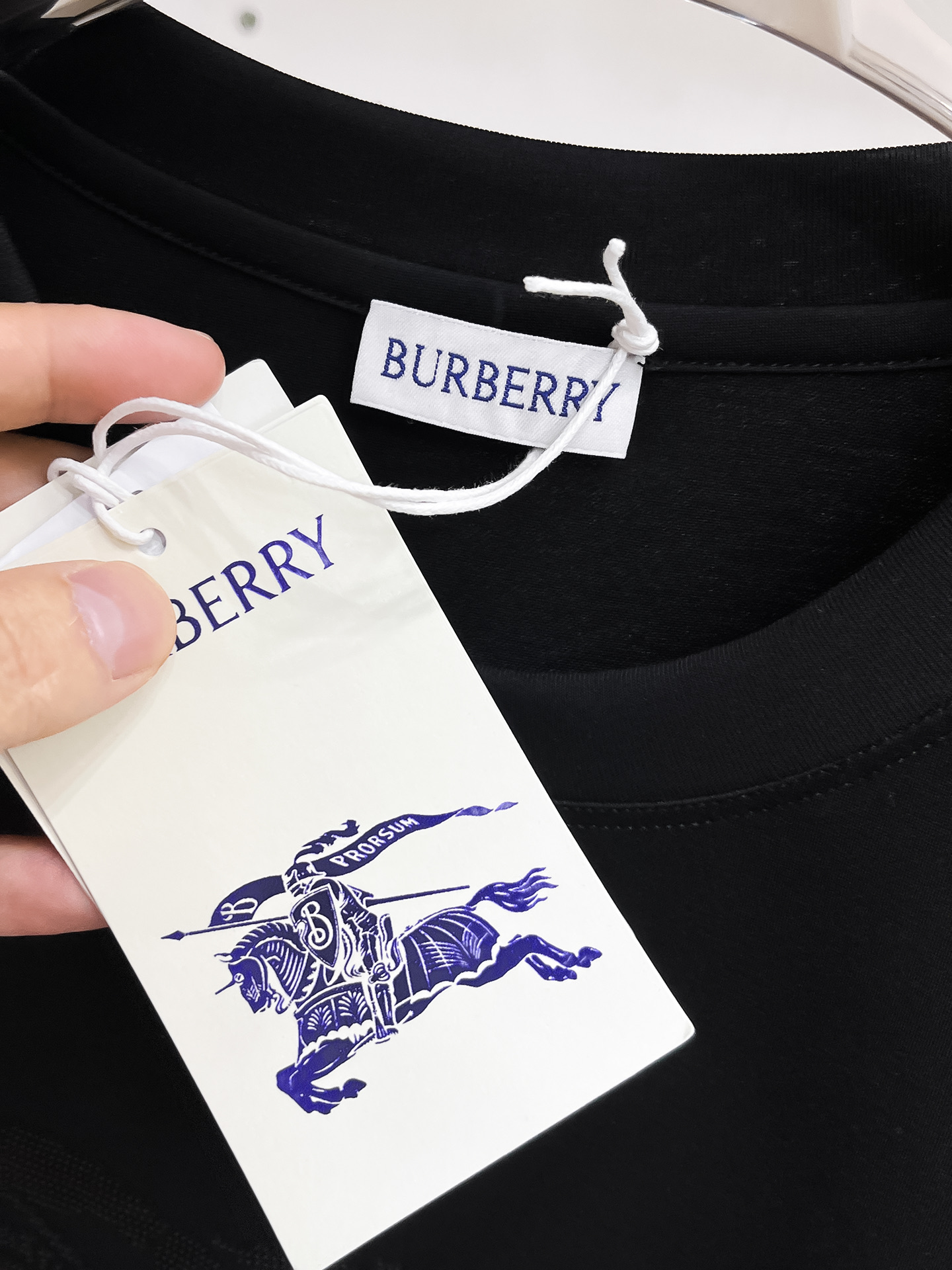 巴宝莉 系列 VIP高级定制 2025新款短袖 百搭款式 任何人都可以轻松驾驭 面料全订制工艺 高定一等