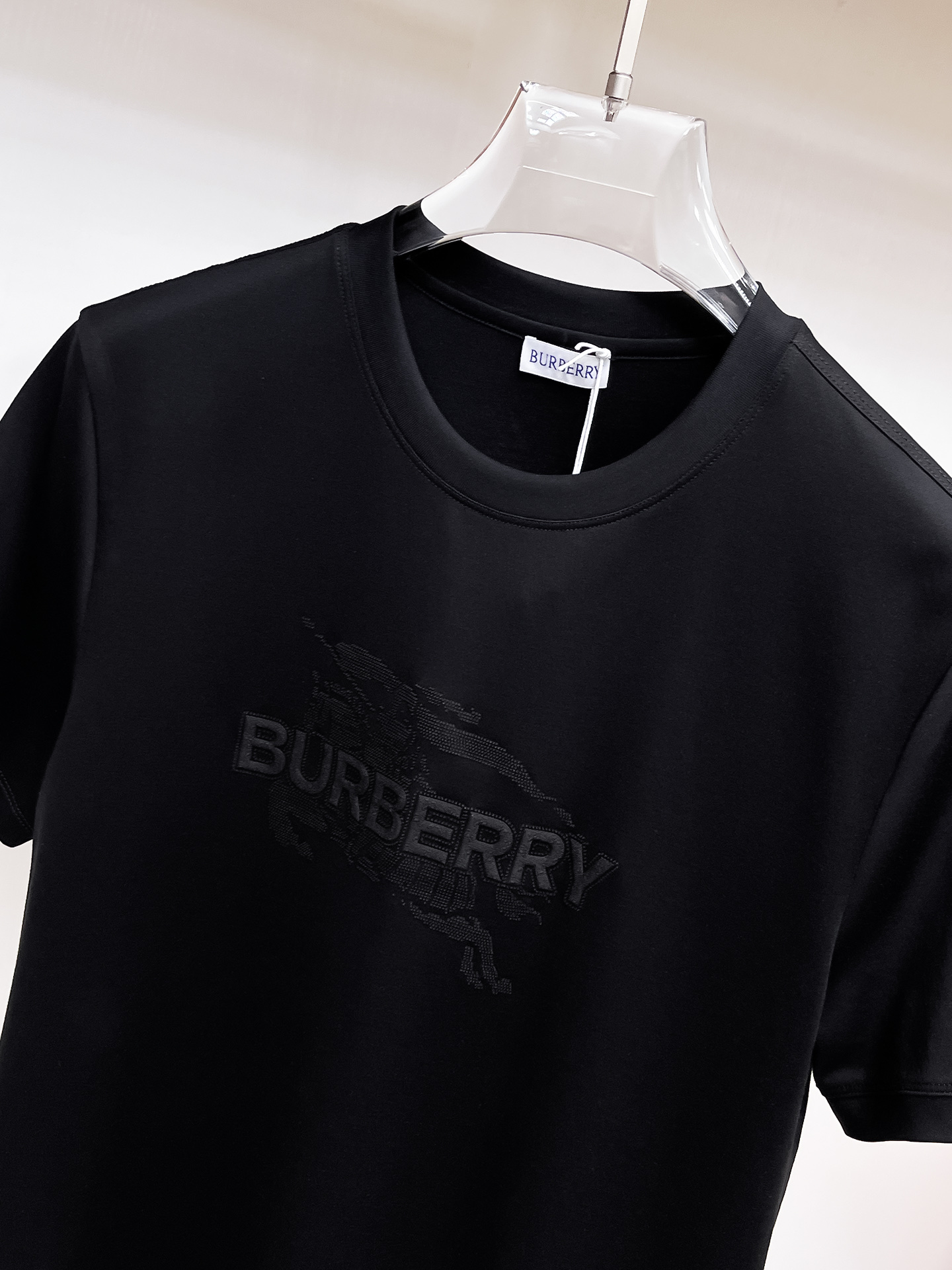 巴宝莉 系列 VIP高级定制 2025新款短袖 百搭款式 任何人都可以轻松驾驭 面料全订制工艺 高定一等